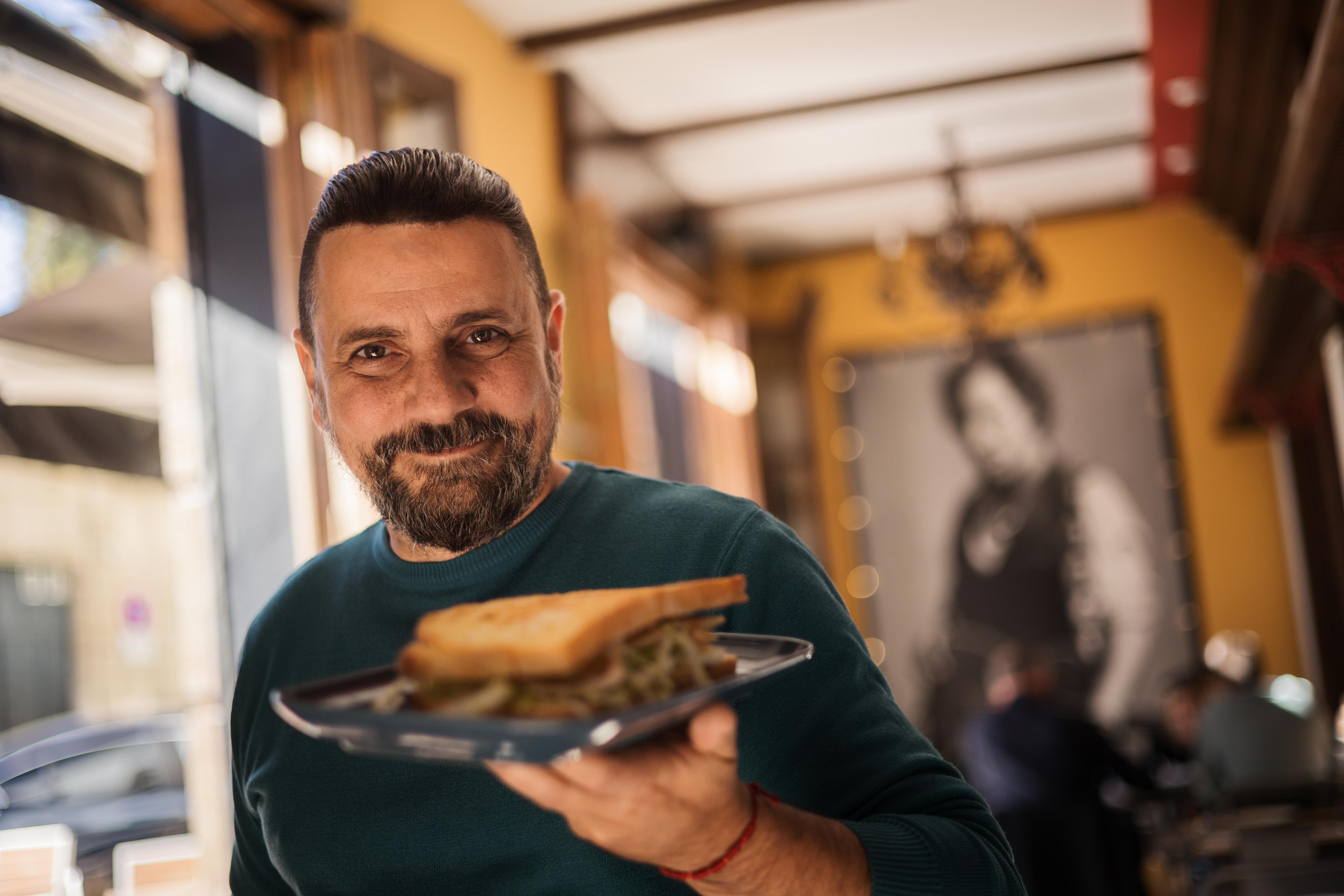 Jose Luis Gómez, regenta junto a su familia este gastrobar rockero ubicado en el centro de El Puerto.