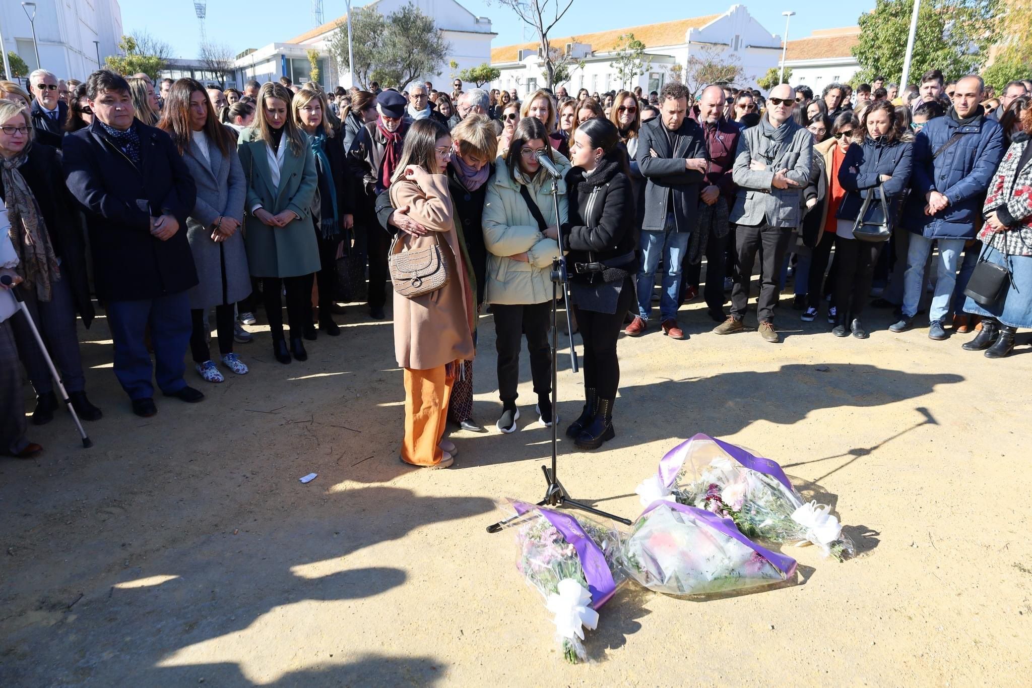 Compañeros y profesores de Daniel, Sara y Andrea, en el homenaje en Huelva a los tres jóvenes fallecidos.