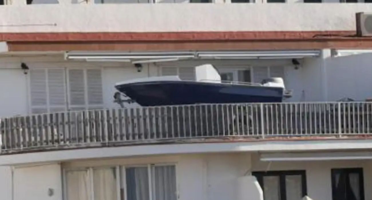 La embarcación que un vecino ha 'aparcado' en el balcón de su casa.