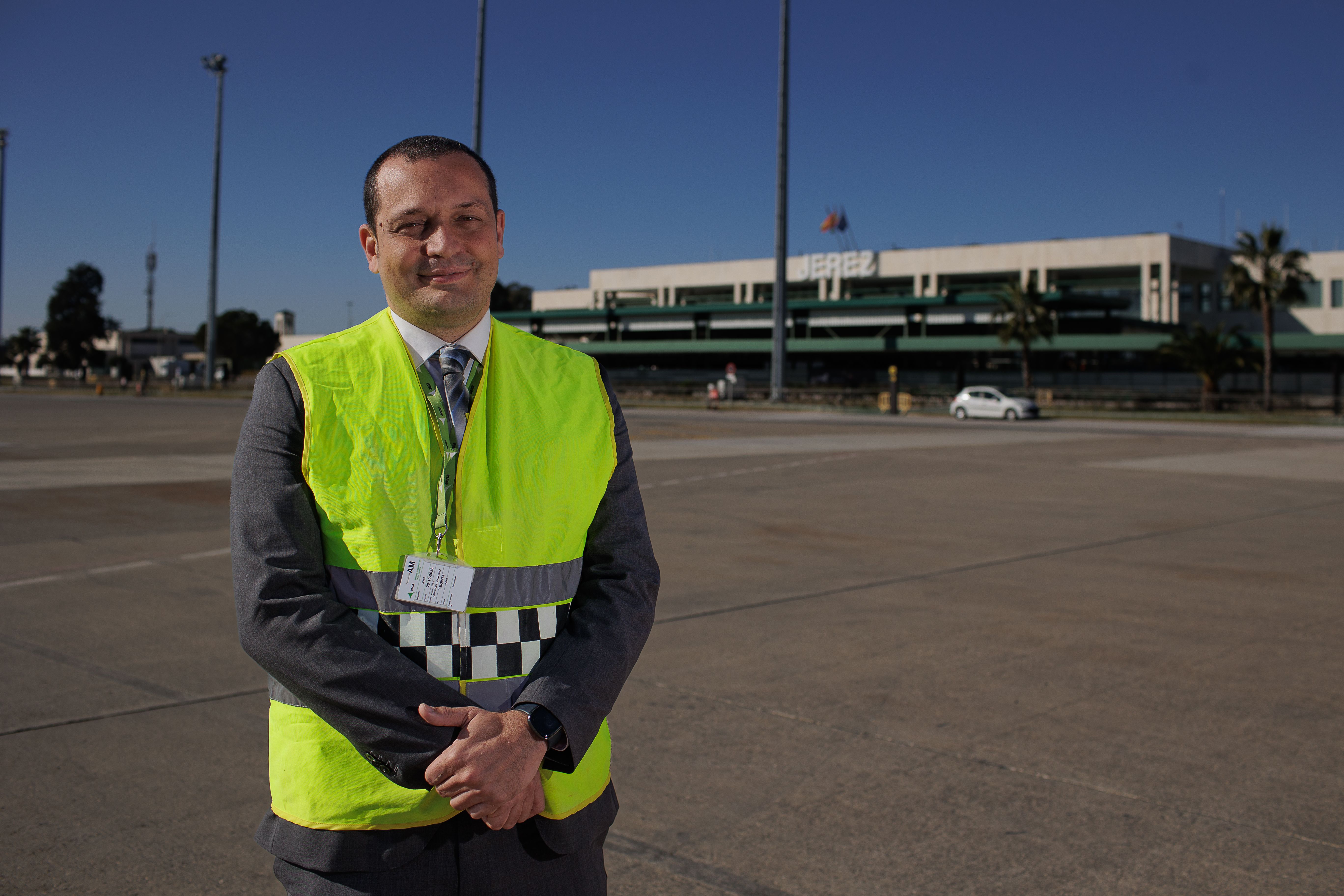 Iván Rodríguez en la zona de llegada y estacionamiento de las aeronaves.      JUAN CARLOS TORO    
