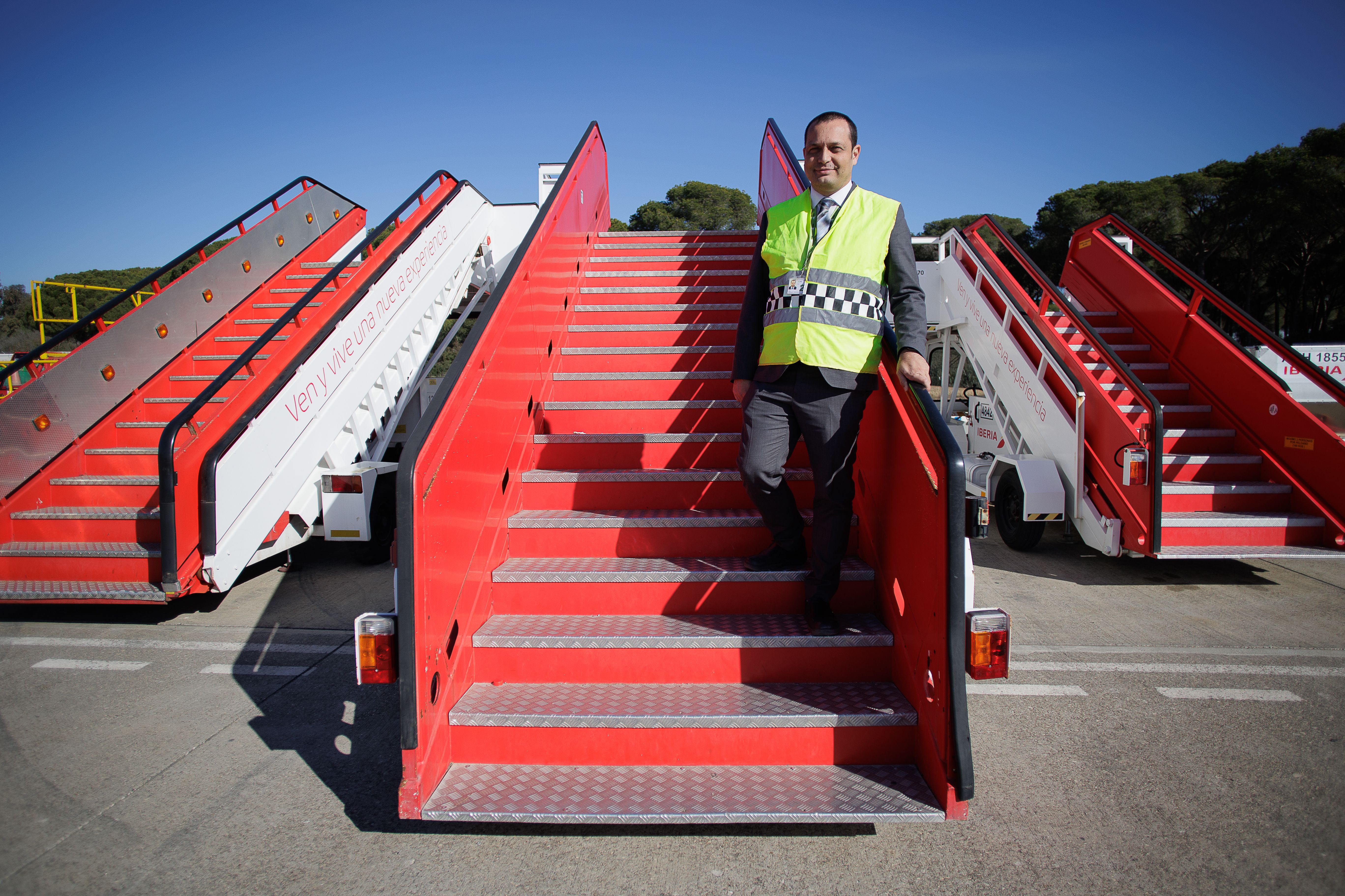 Iván Rodríguez, director del aeropuerto, en las escaleras para los aviones preparadas en la pista, en días pasados.