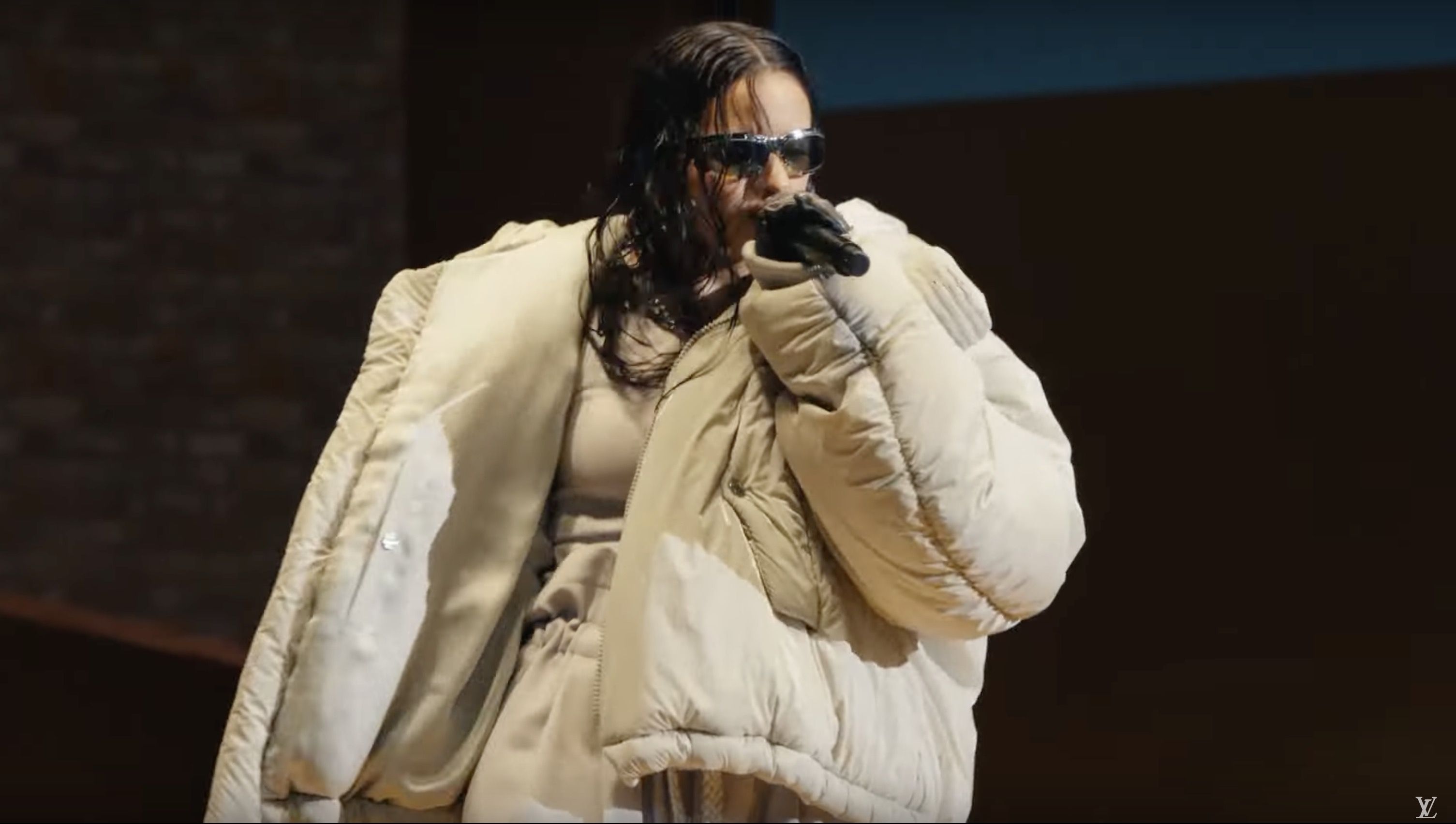 Rosalia durante la performance musical que Louis Vuitton ha realizado en el Museo de Louvre