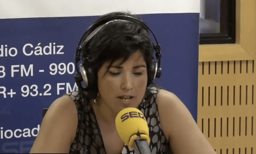 Teresa Rodríguez, ante los micrófonos de la SER.