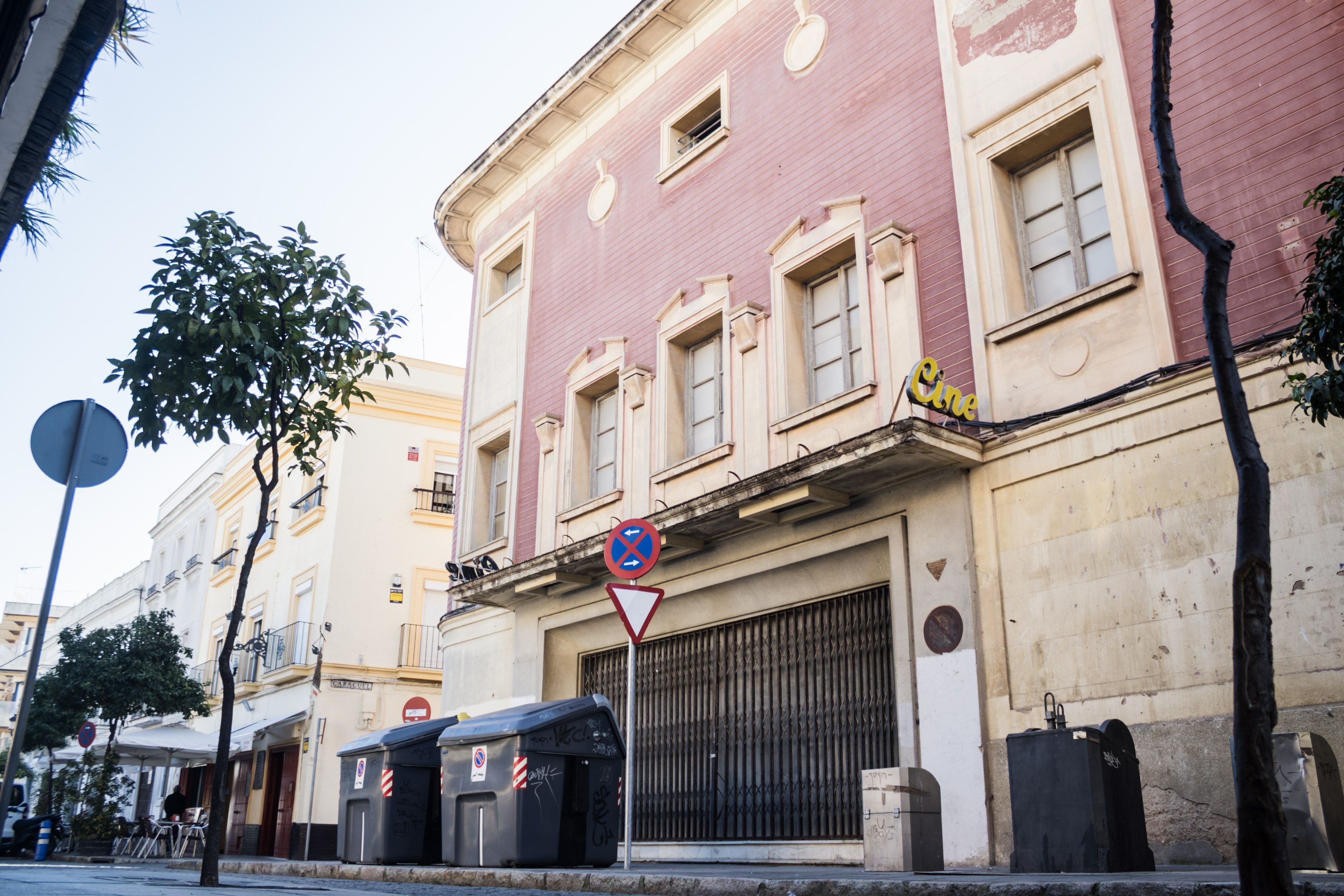 El exterior del Cine Jerezano, que será reconvertido en teatro para la próxima Navidad.