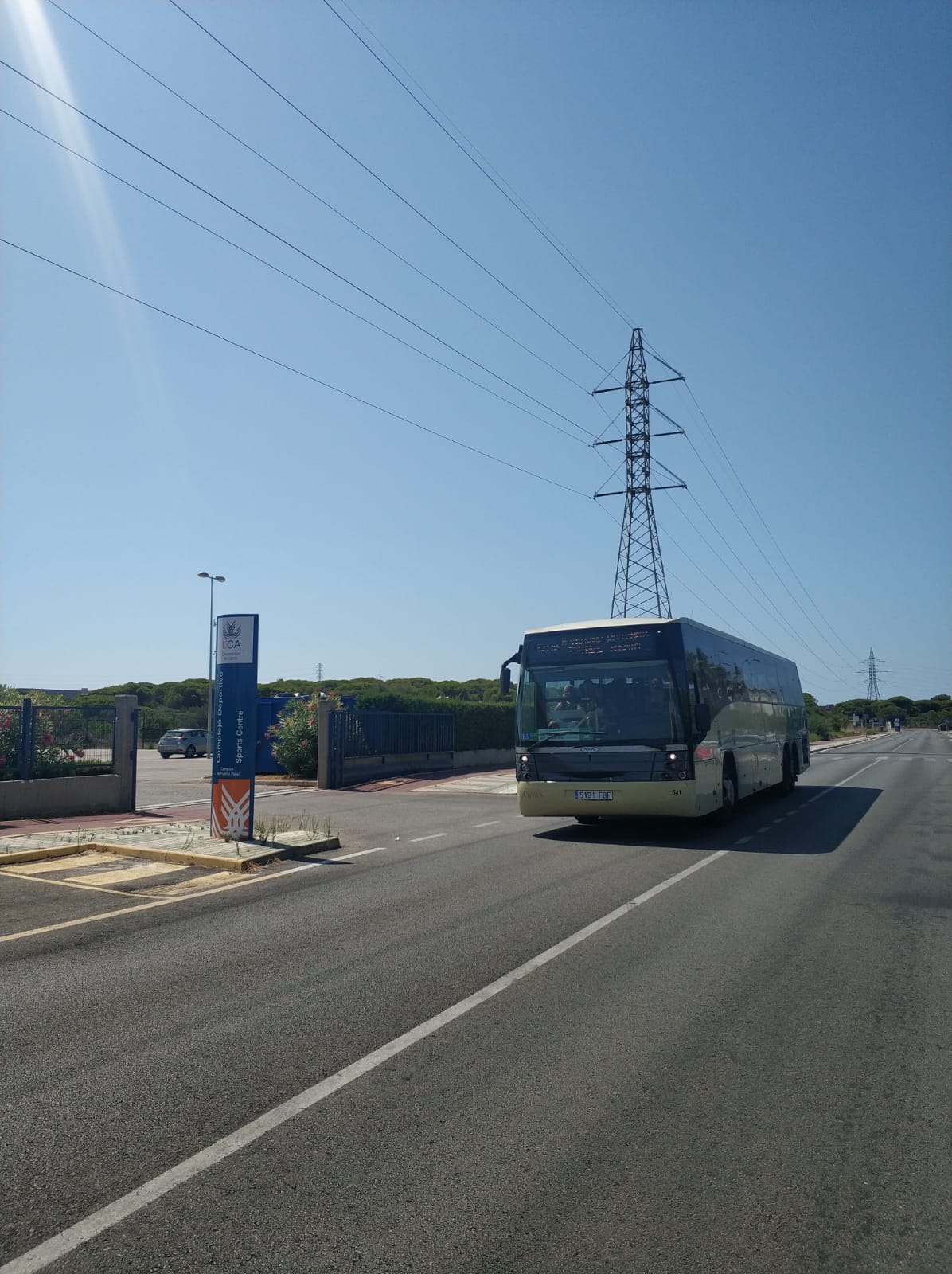 Un autobús en la parada del Campus de Puerto Real. FOTO: JULIA DE LA TORRE