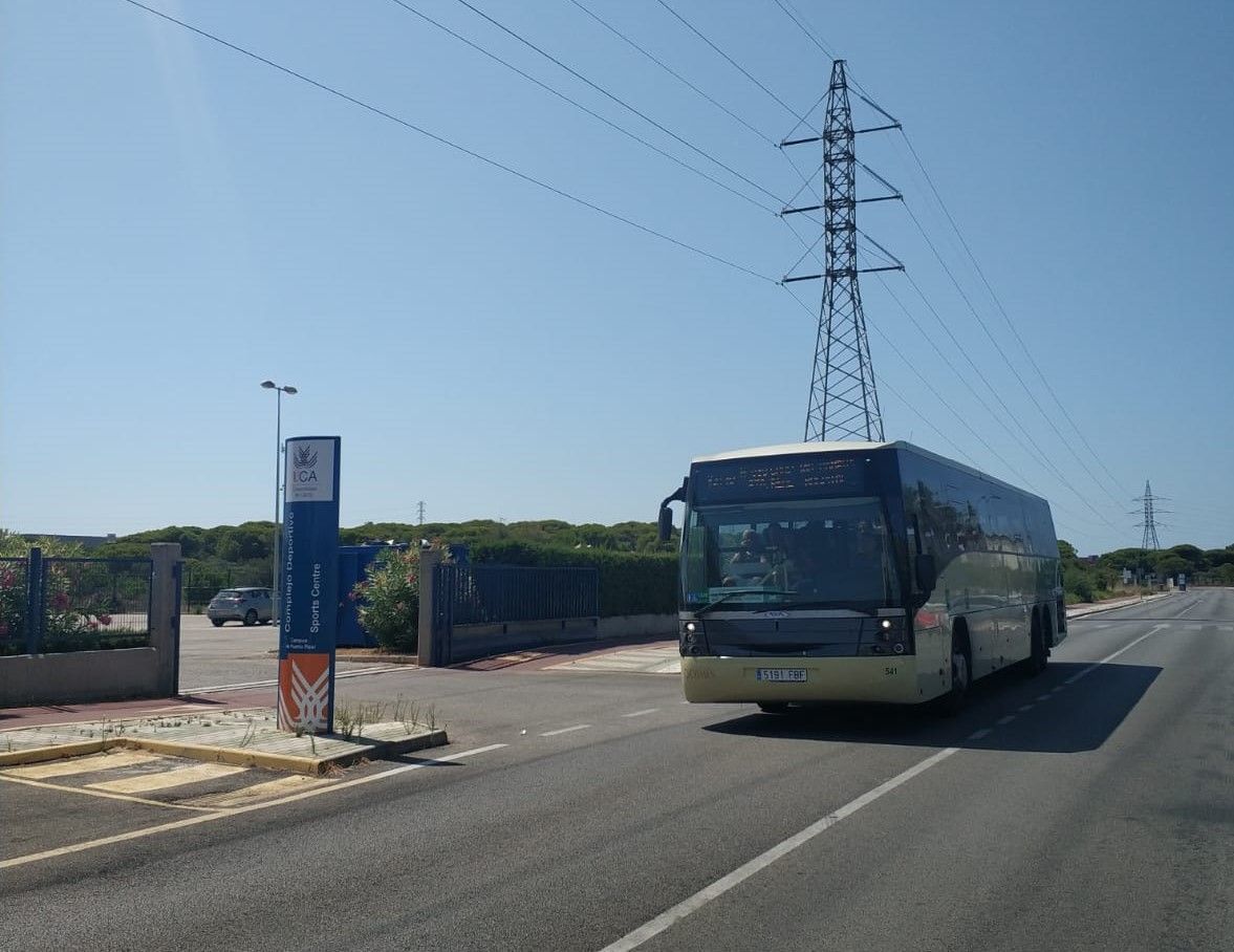 Parada de autobuses en el Campus Puerto Real, Universidad de Cádiz. FOTO: JULIA DE LA TORRE