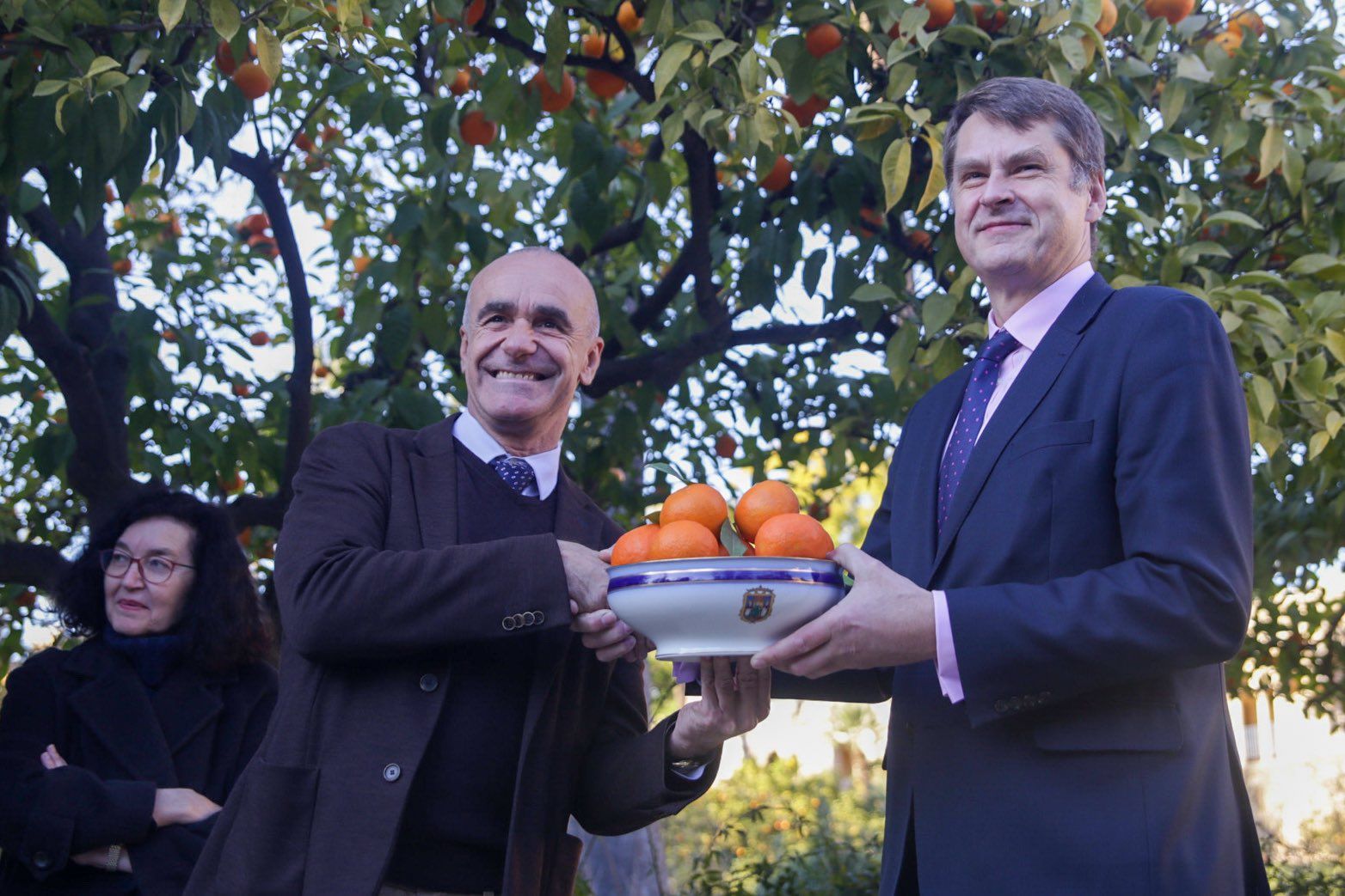 El alcalde de Sevilla, Antonio Muñoz, ha hecho entrega al embajador de Reino Unido en España, Hugh Elliott, de 30 kilos de naranja.