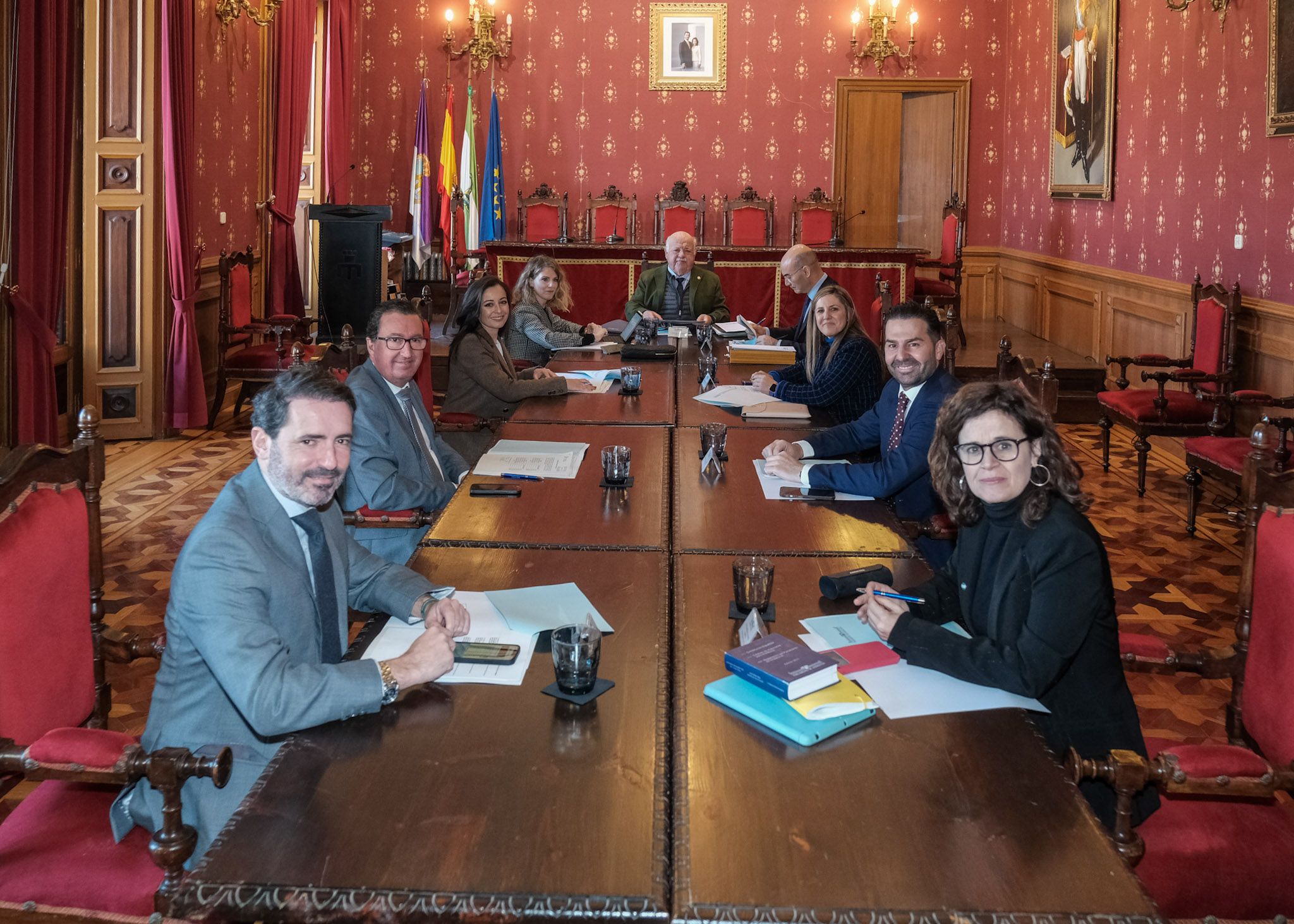 Imagen de la reunión de la Mesa del Parlamento en Loja. Se ha pedido un informe a la Intervención para aprobar las subvenciones.