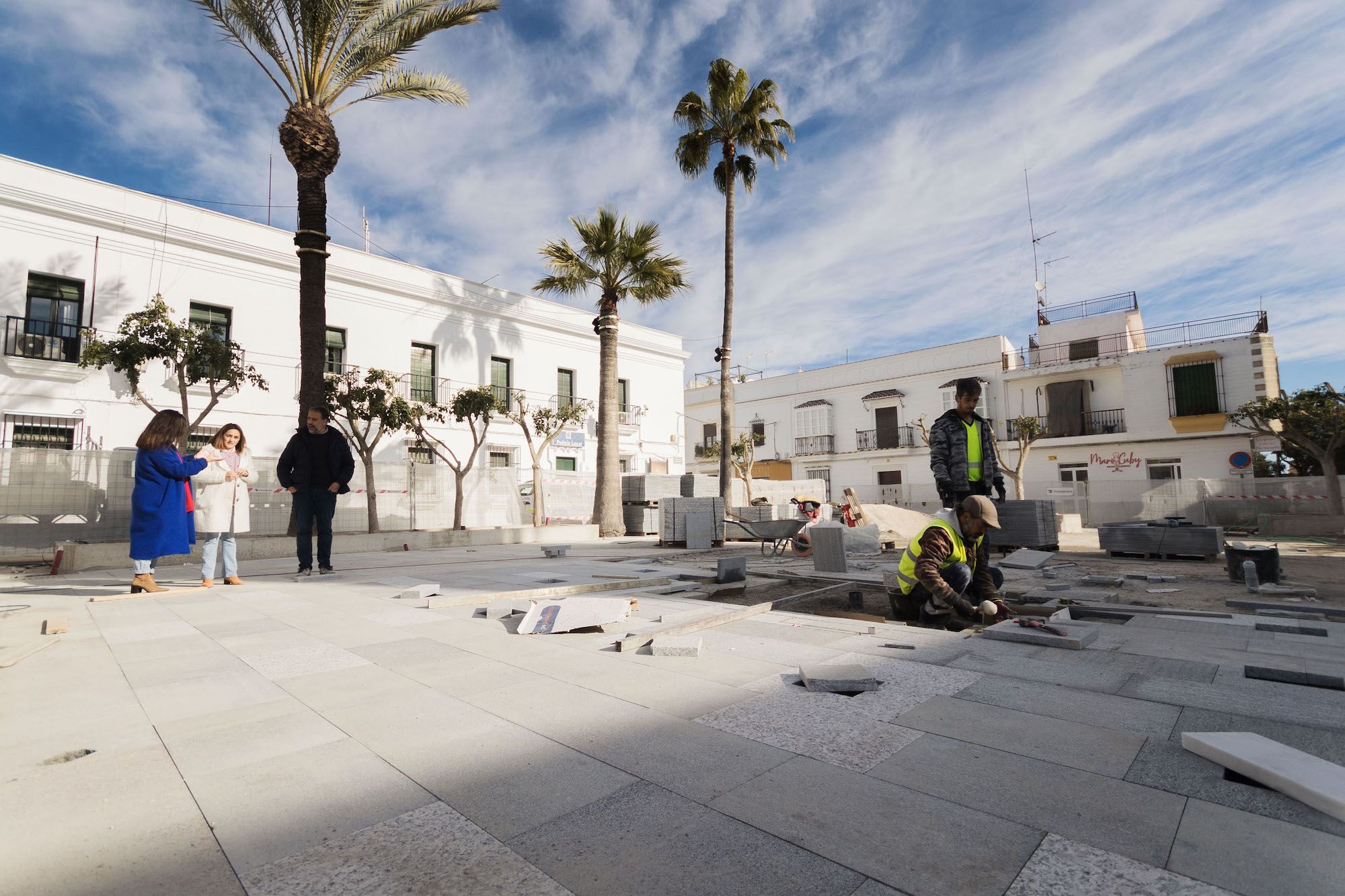 El alcalde de Trebujena, Ramón Galán, con la delegada María Hedrera, en el centro.