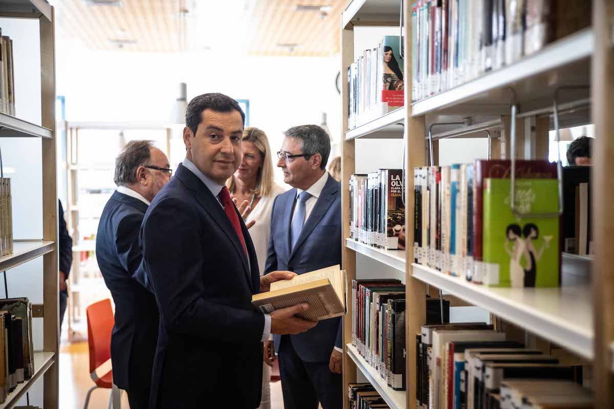El presidente andaluz, Juanma Moreno, en una imagen reciente en una biblioteca. FOTO: JUNTA DE ANDALUCÍA