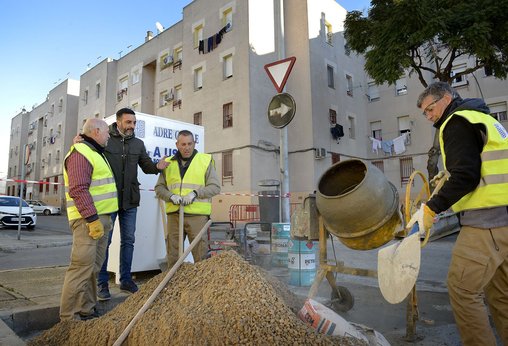 El Ayuntamiento de Jerez lleva a cabo trabajos de mejora urbanística en Picadueñas Baja. En la imagen, Díaz supervisando los trabajos en Picadueñas Baja.