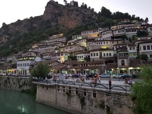 Un destino en la Europa barata: 17 euros por noche de hotel y 30 euros por trayecto en avión. En la imagen, Berat la ciudad más antigua de Albania llamada la de los mil ojos.