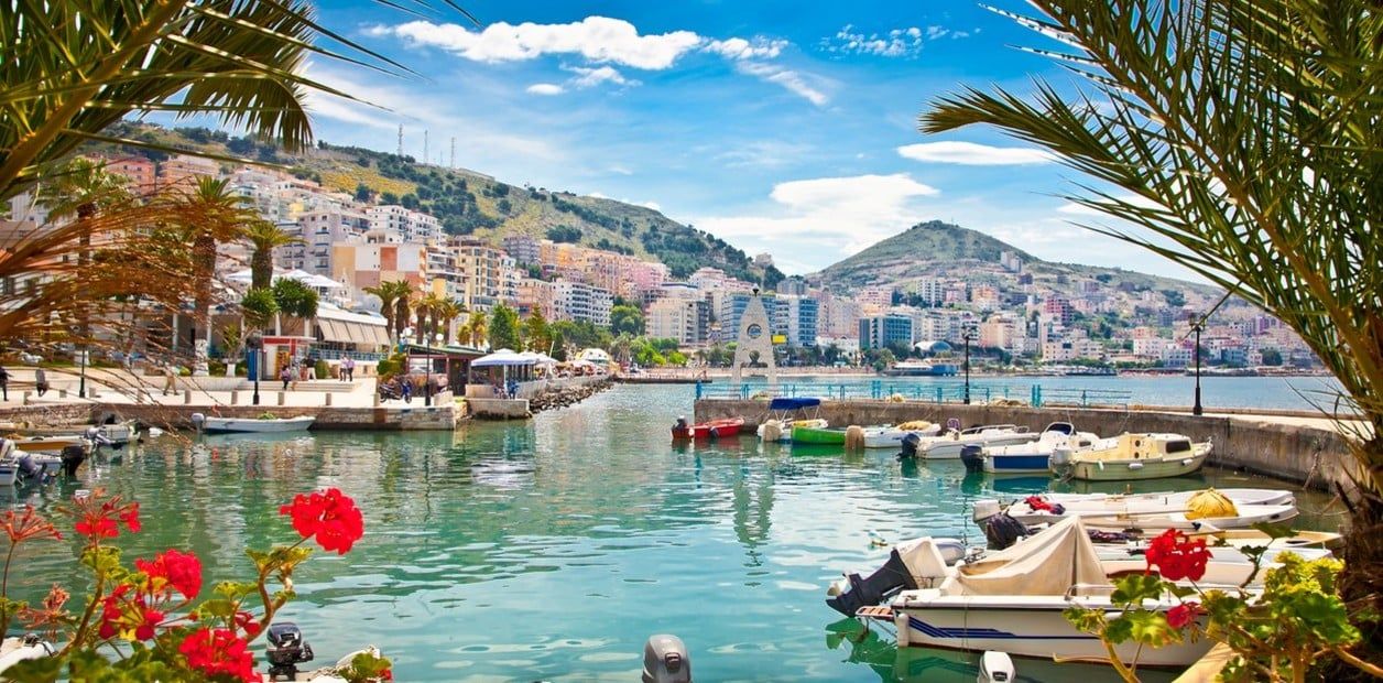 Un moderno resort turístico en la costa de Albania. 