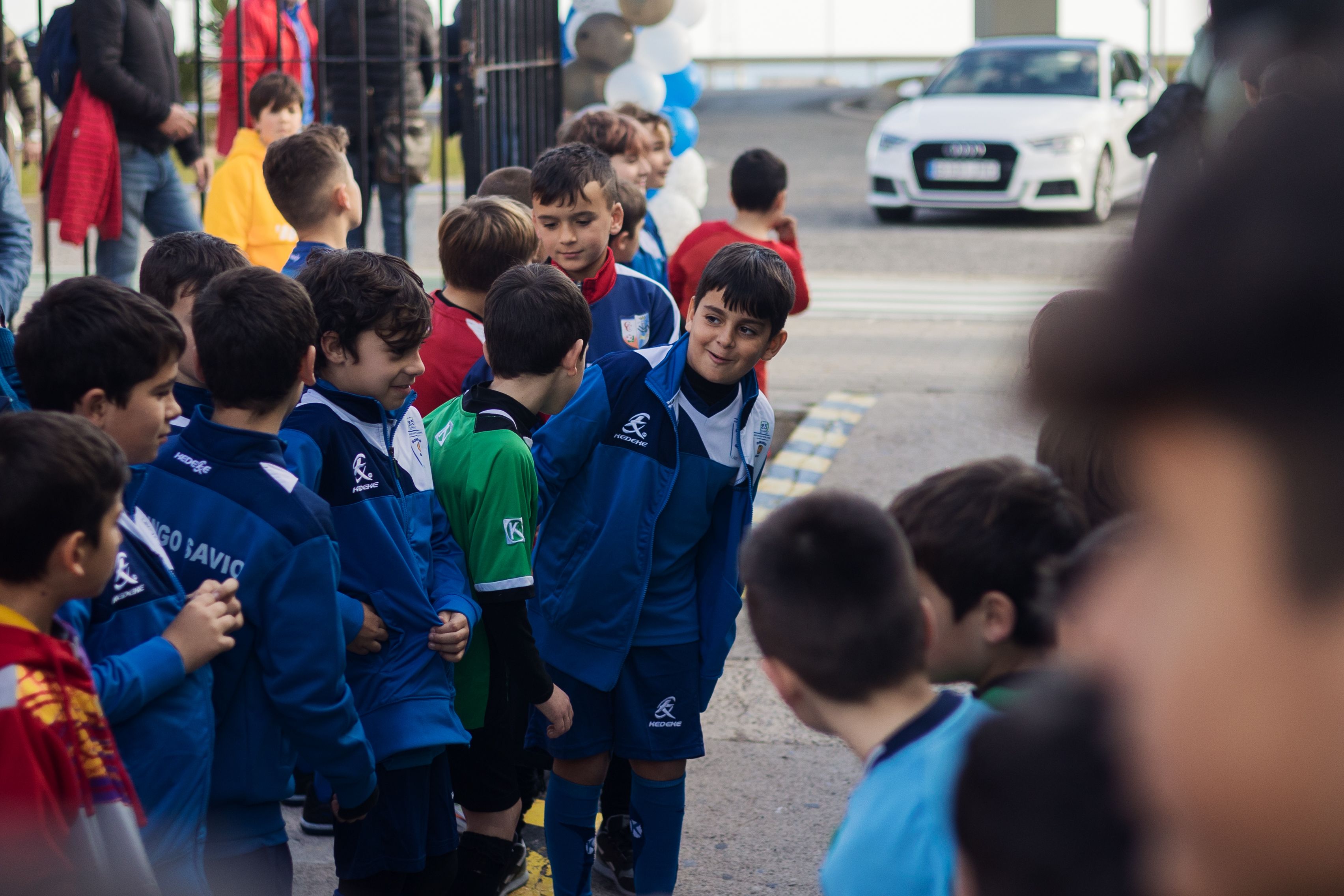 Los niños y niñas esperan la llegada del cumpleañero. 