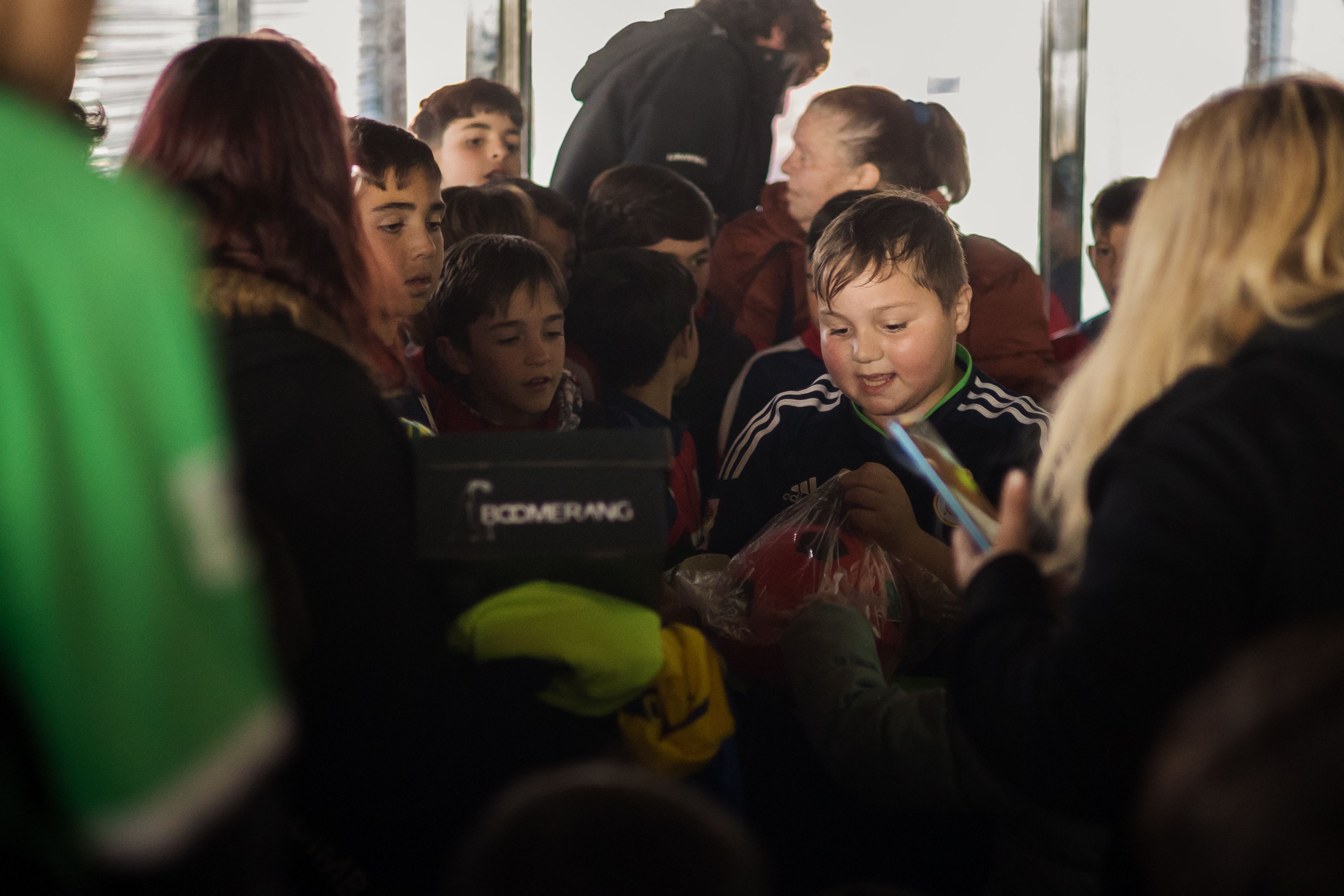 Rafita abre uno de sus regalos. 