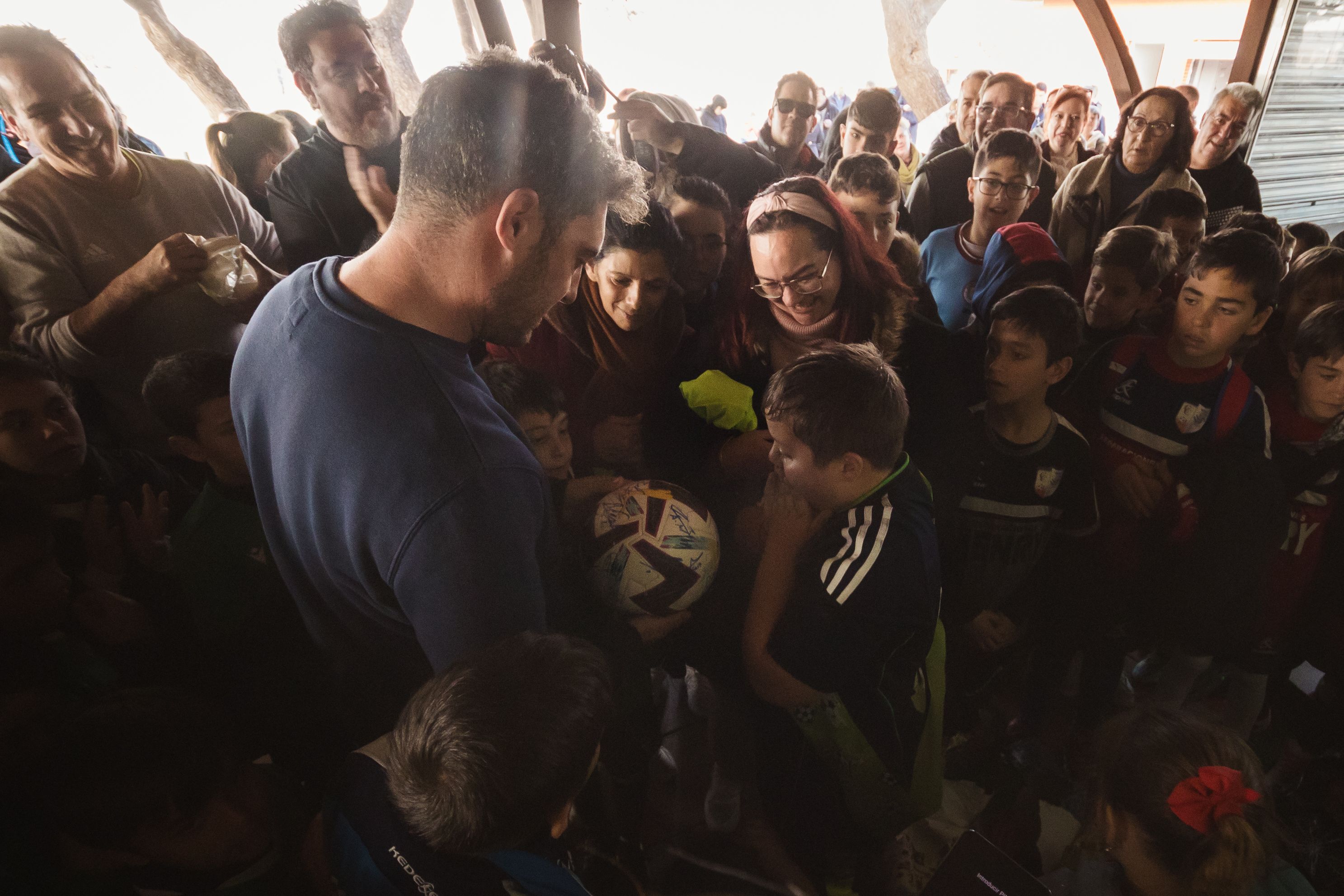 El pequeño recibe un balón firmado del Cádiz CF como regalo. 