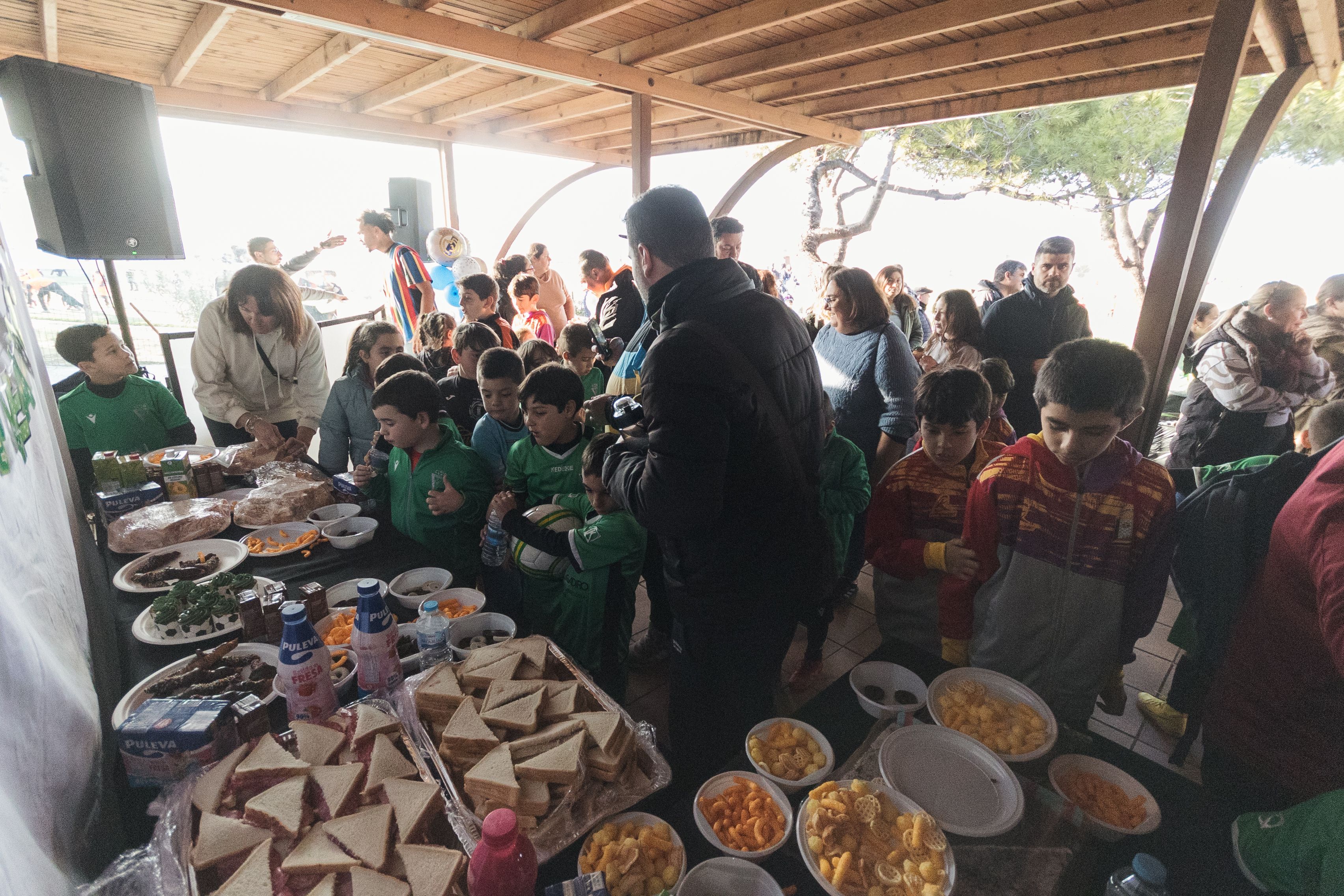 Los asistentes disfrutan de la merienda. 