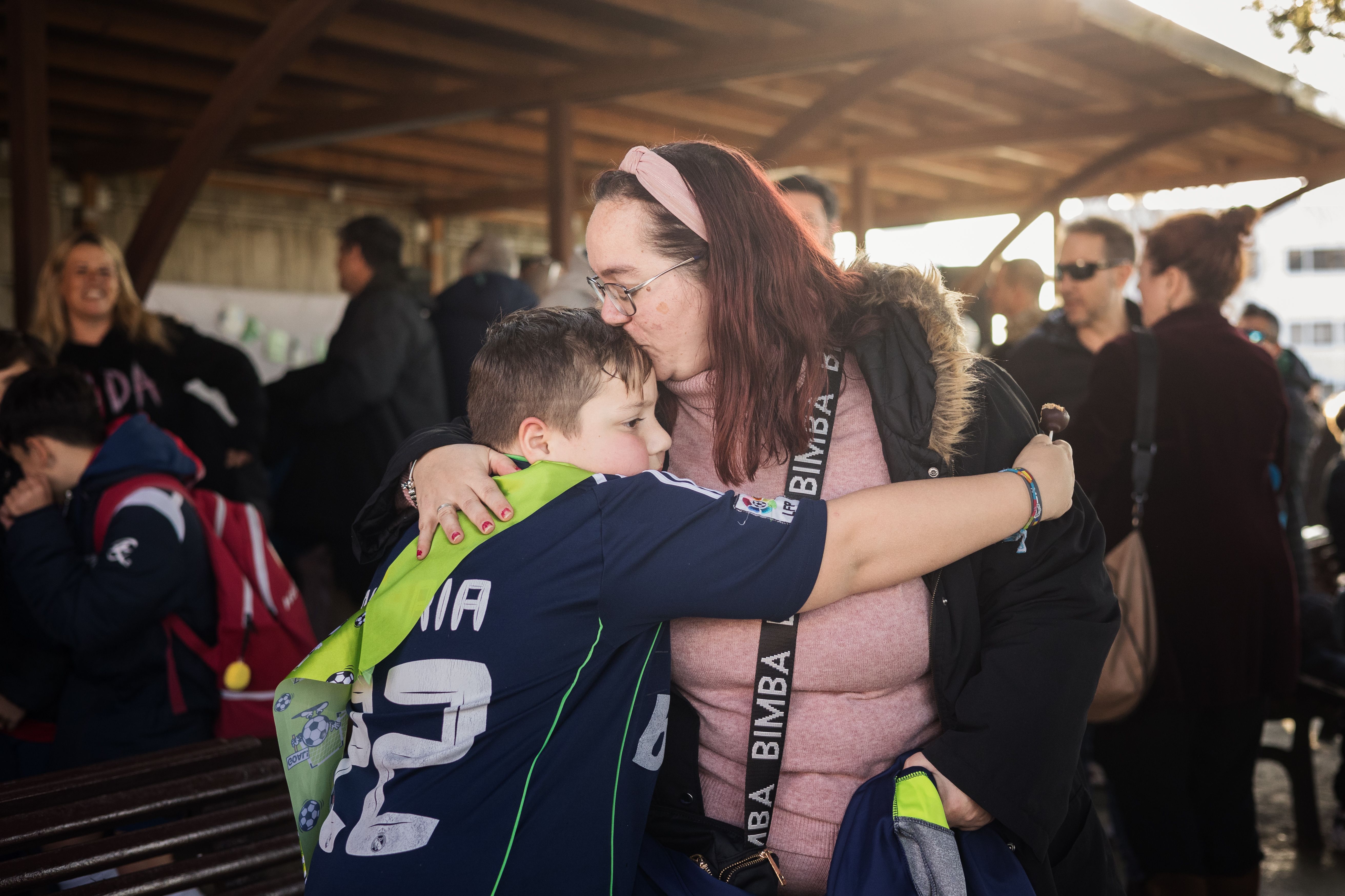 Laura besa a su hijo. 