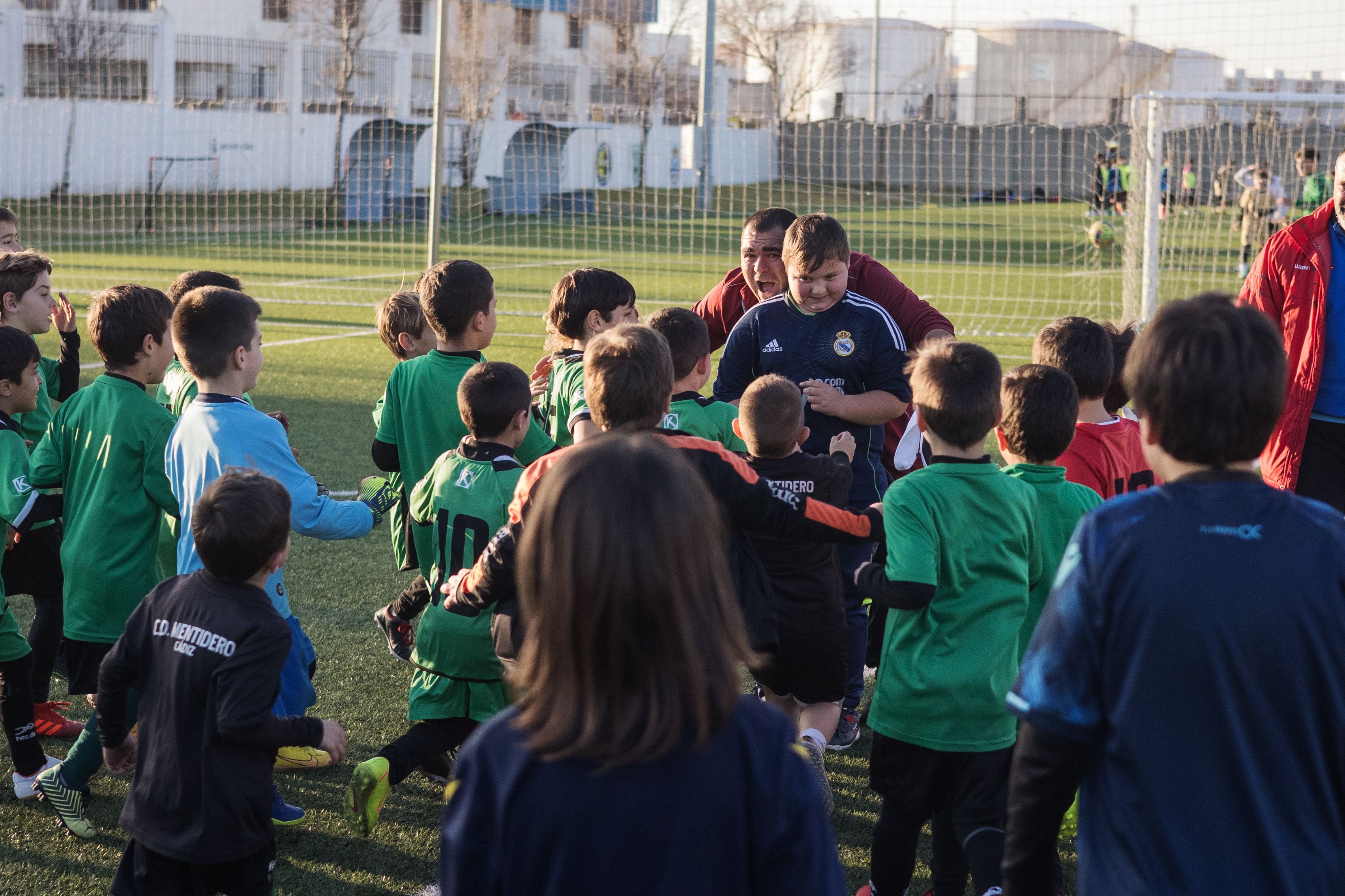 Un momento del partido de fútbol. 