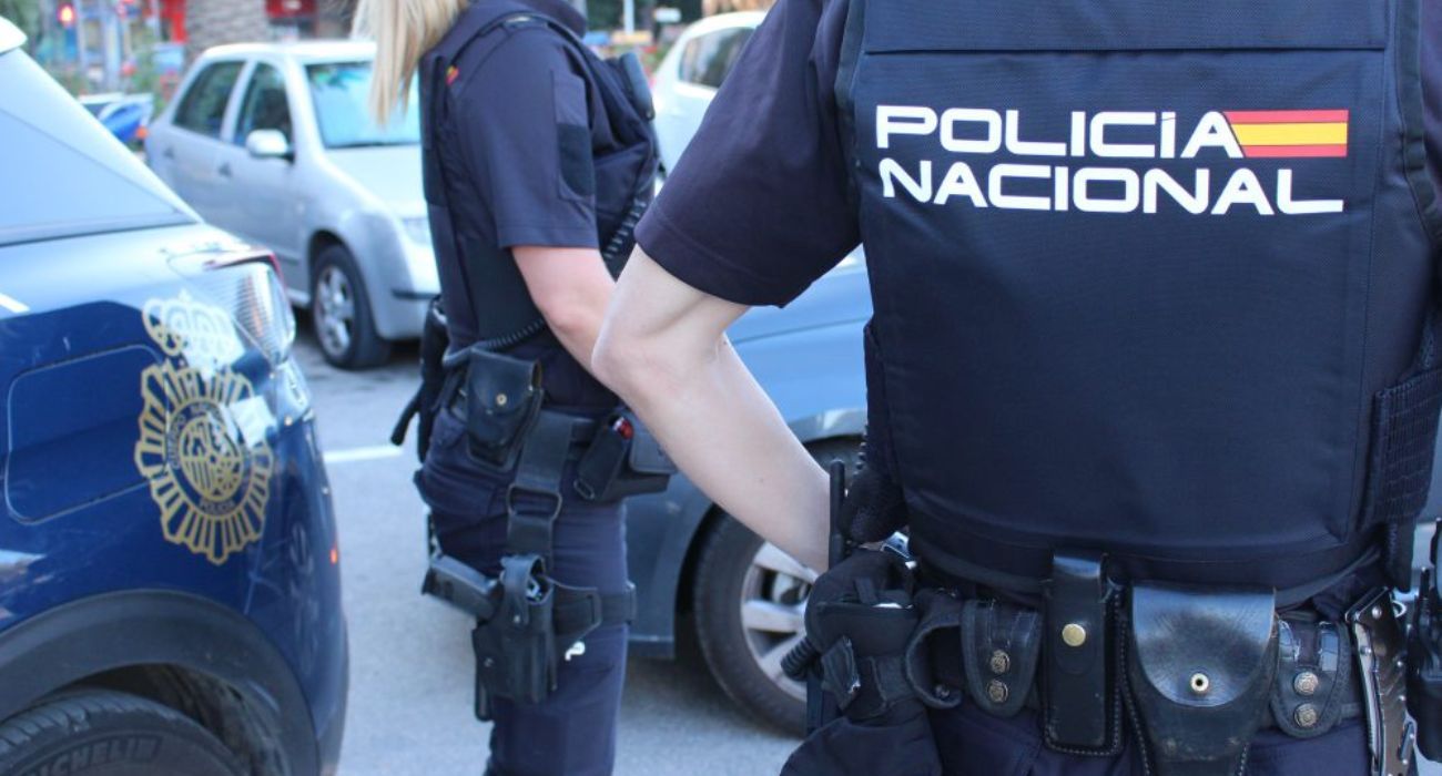 Efectivos de la Policía Nacional. "Una mujer intenta matar a sus hijos de 4 y 14 años con veneno e intenta suicidarse"