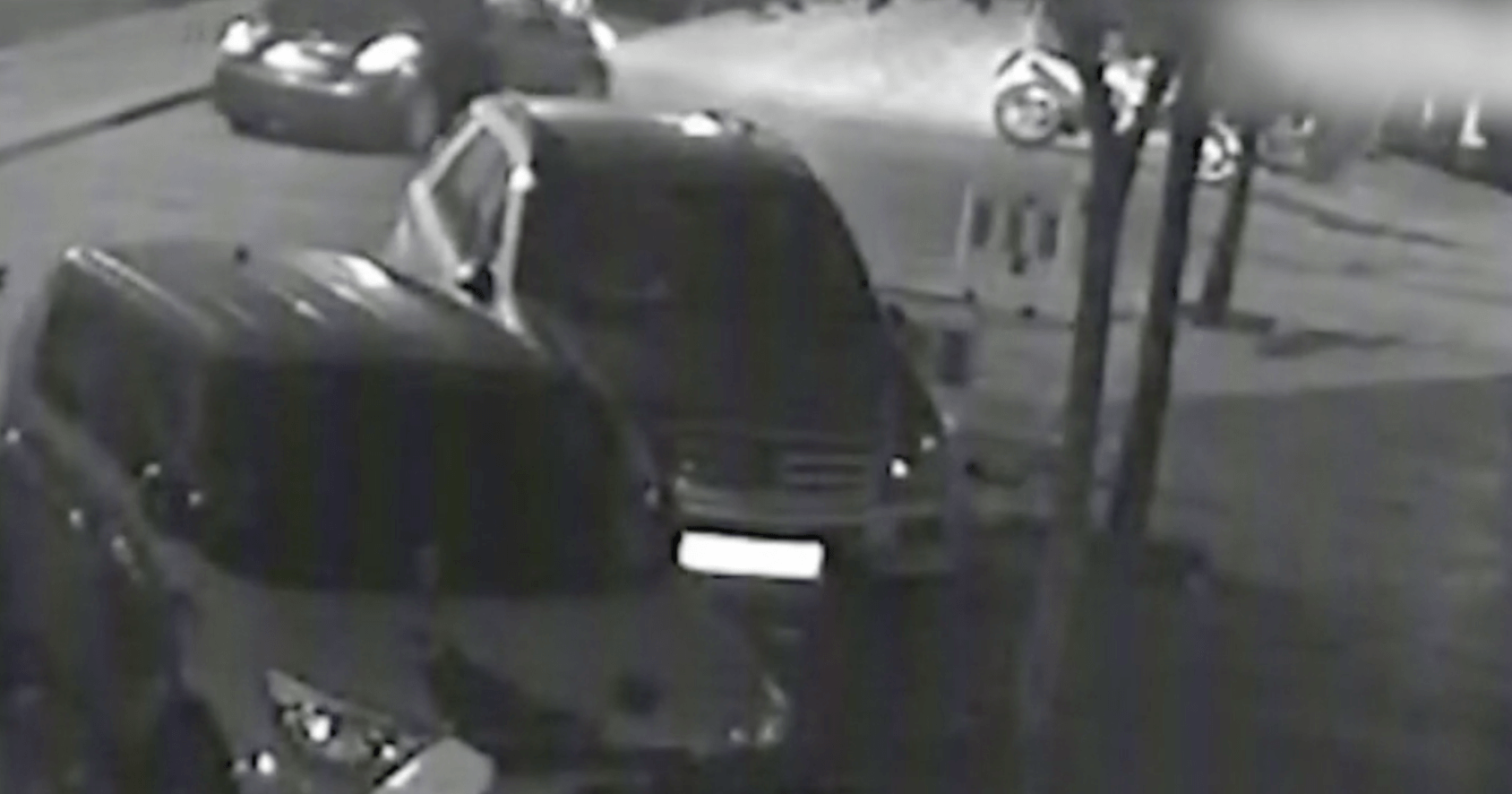 En la parte superior de la imagen, el vehículo en el que se produjo el intento de secuestro. IMAGEN: La Sexta