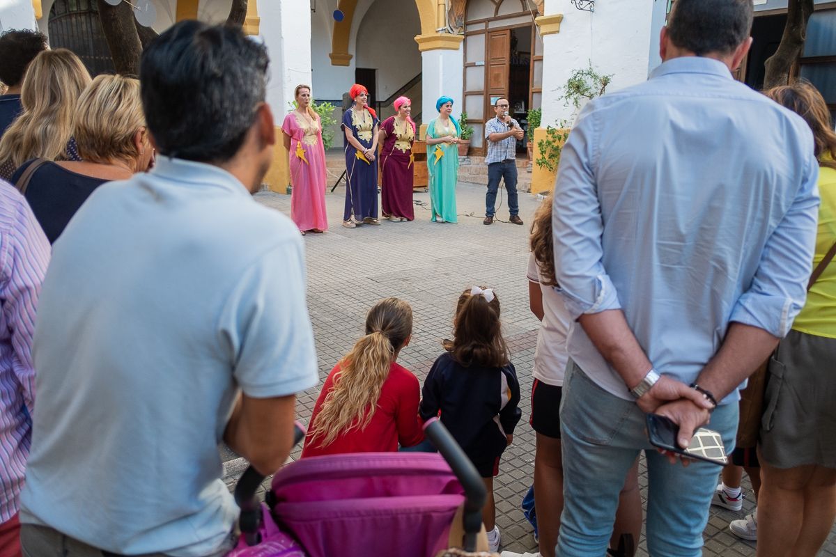Padres, madres y alumnos, en la entrada a un colegio de Jerez.