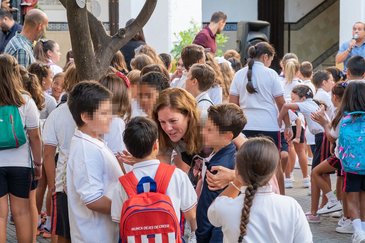 Una madre habla con su hijo, en uno de los primeros días del curso. FOTO: MANU GARCÍA