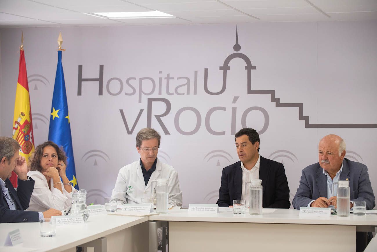 El presidente Juanma Moreno y el consejero Jesús Aguirre, en el Hospital Virgen del Rocío, en una imagen reciente. FOTO: JUNTA DE ANDALUCÍA