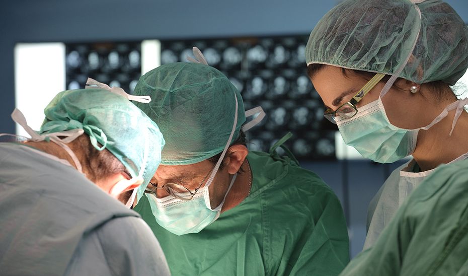 Personal sanitario durante una intervención quirúrgica.