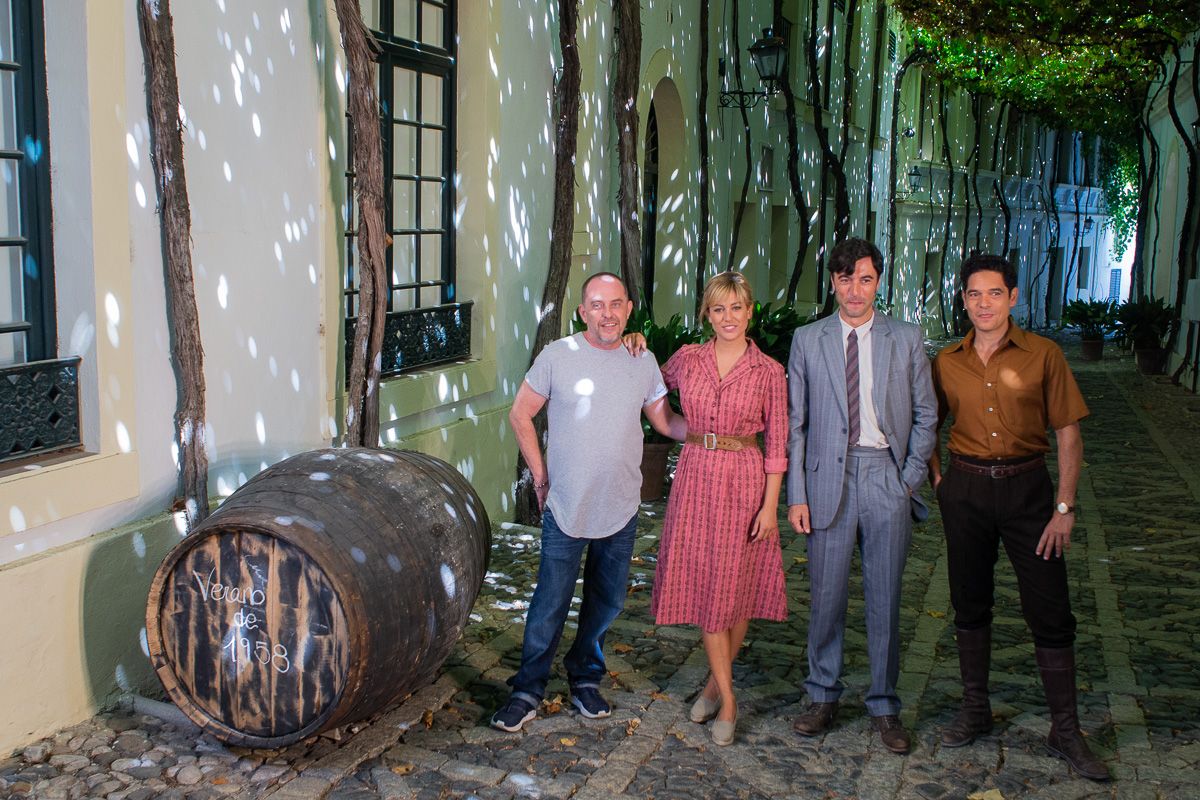 El director de 'El verano que vivimos' con la actriz Blanca Suárez y los actores Javier Rey y Pablo Molinero.