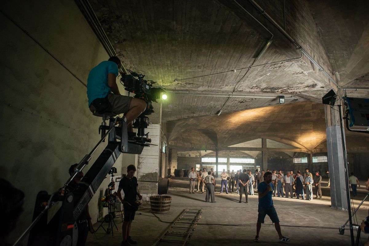 Un momento del rodaje de 'El verano que vivimos' en las Bodegas González Byass, en septiembre pasado. FOTO: MANU GARCÍA
