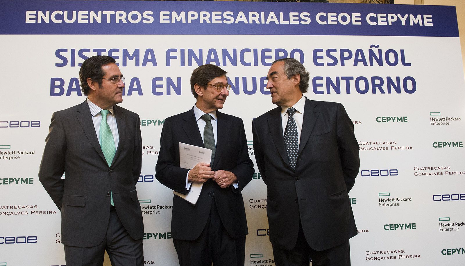 José Ignacio Goirigolzarri, presidente de Caixabank, en el centro de una imagen de archivo de un evento de la CEOE.