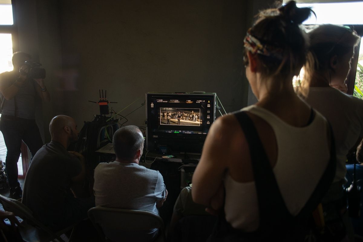 El director y personal técnico de la película 'El verano que vivimos', durante el rodaje.