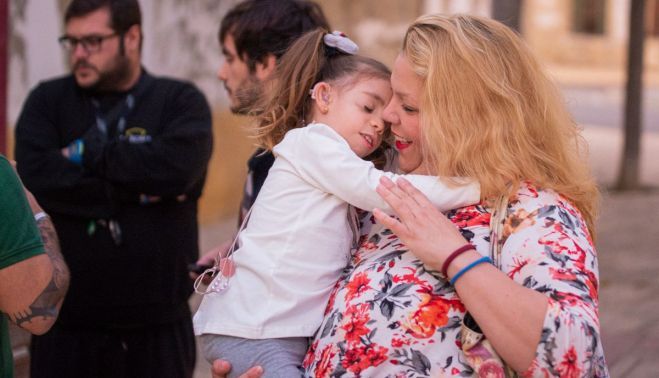 La presidenta de Uniper, asociación de enfermedades raras, con su hija.