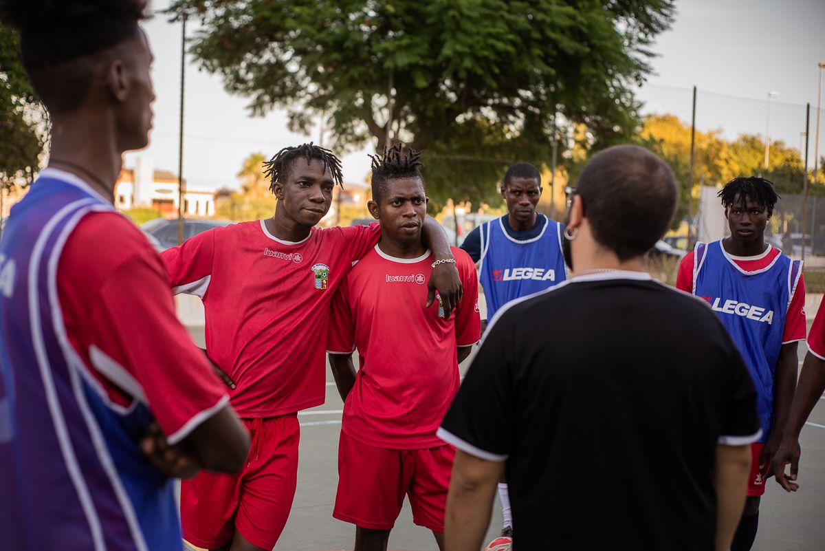 Iván Caro, de espaldas, dando instrucciones a algunos jugadores del Dimbali FS. FOTO: MANU GARCÍA