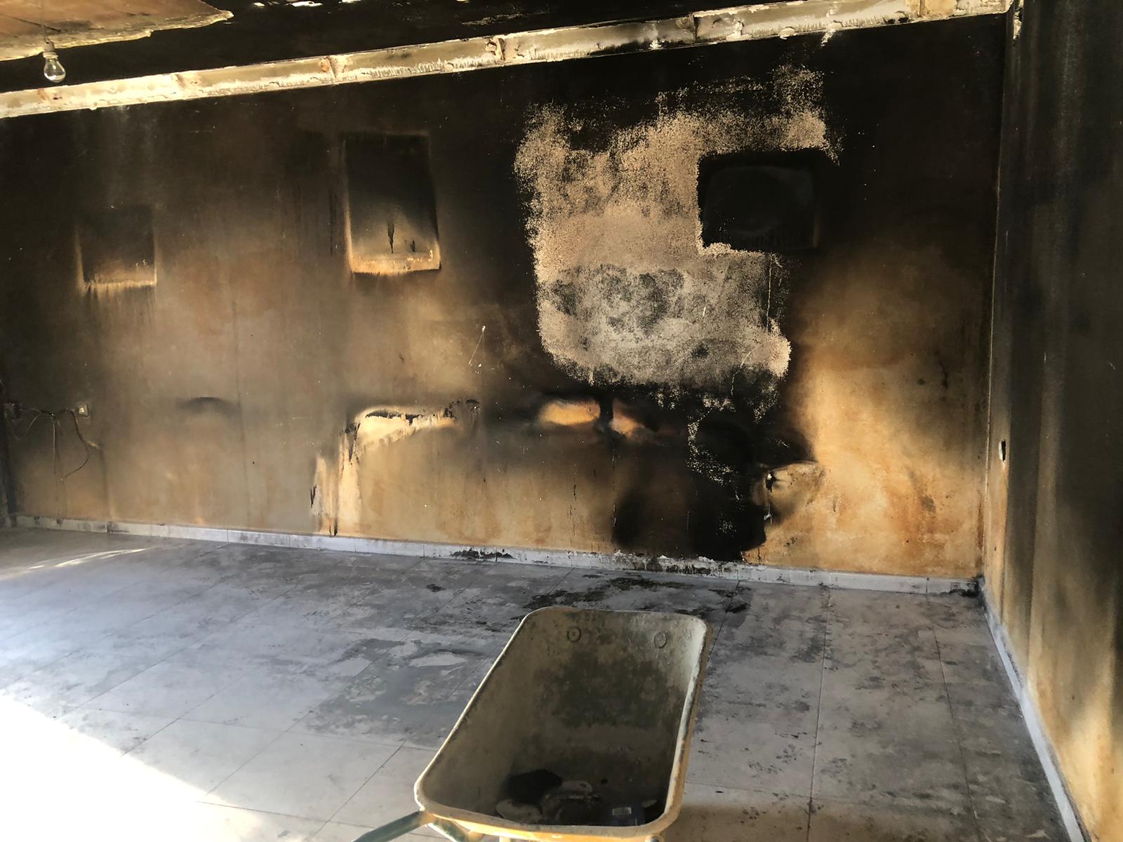 La casa de Almudena y Miguel Ángel, calcinada tras el incendio en Bornos.