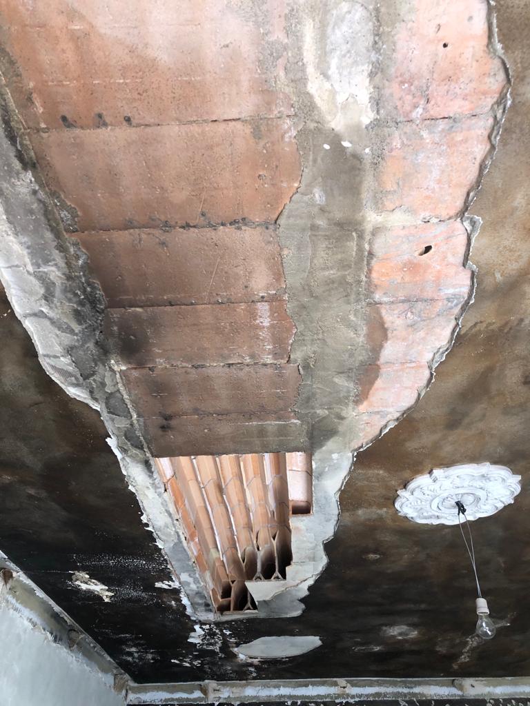 Daños en el techo del inmueble. 