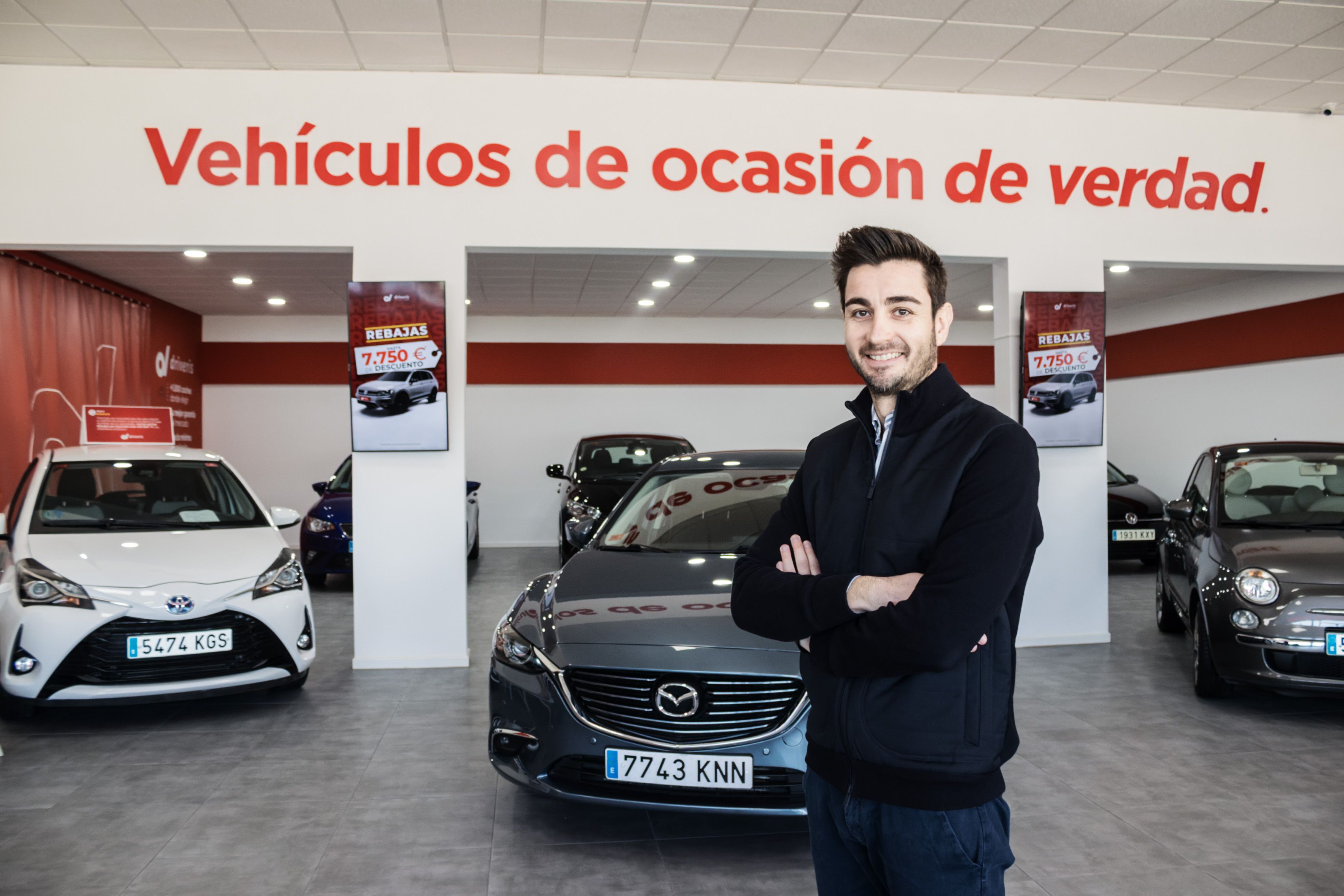 Jesus Meneses, director de operaciones, posando en el nuevo establecimiento de Driveris en Jerez.