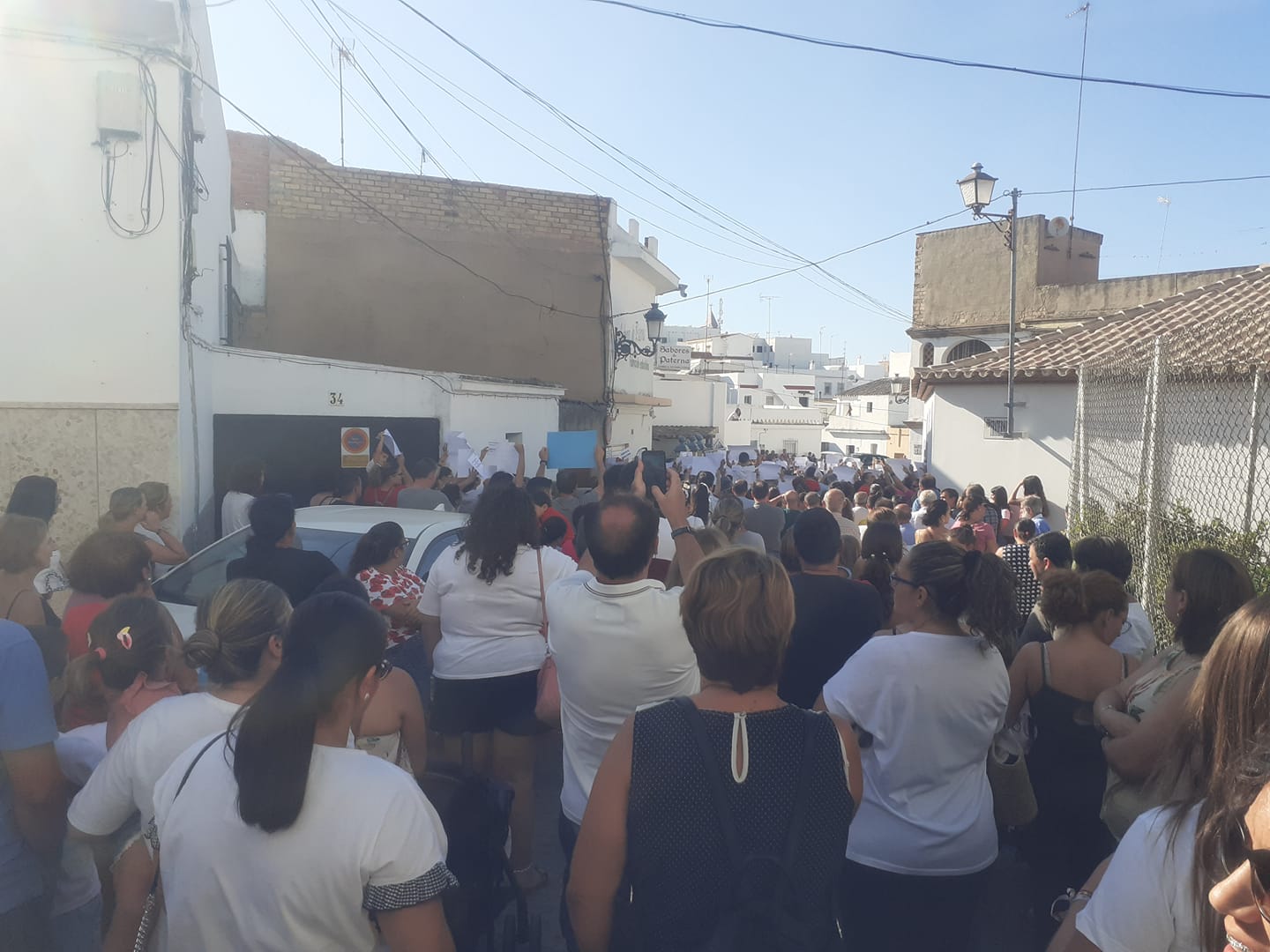 Concentración en Paterna en apoyo de Sabores de Paterna, este pasado martes. FOTO: Asociación Cultural Impresiones