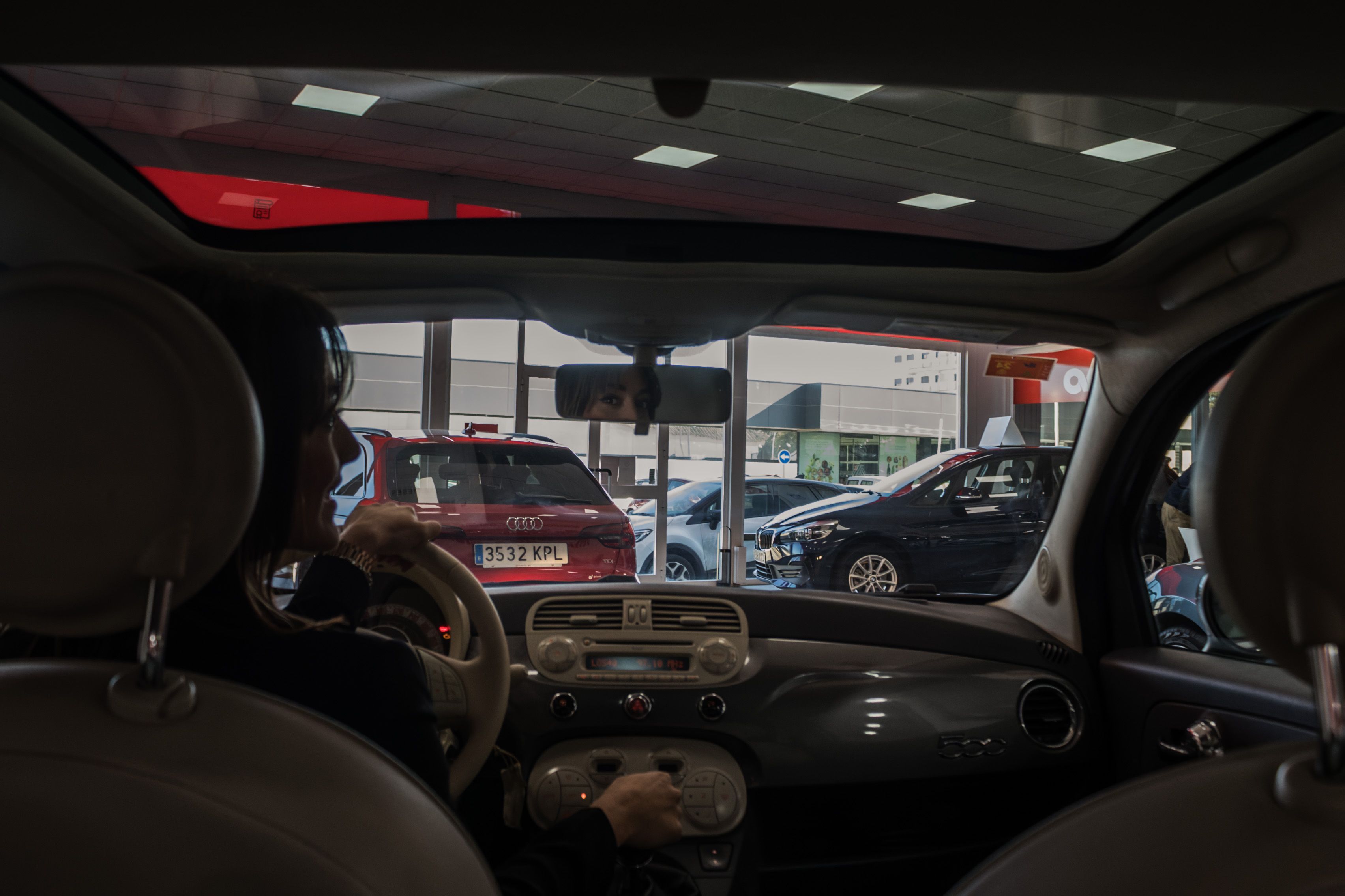 Aspecto del concesionario desde el interior de un coche.     CANDELA NÚÑEZ
