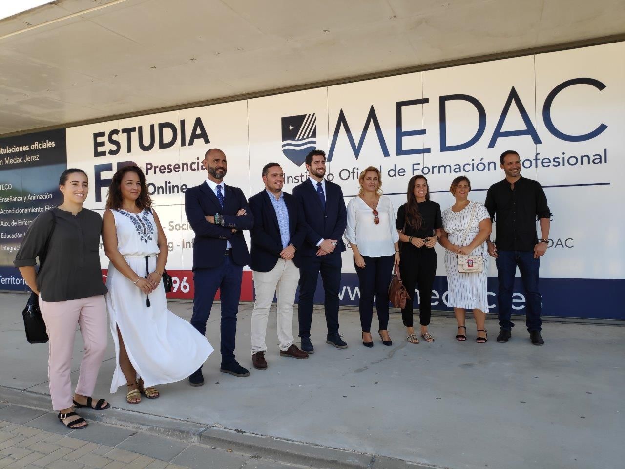 La inauguración de Medac en Chapín, con el concejal Jesús Alba en el centro de la imagen.