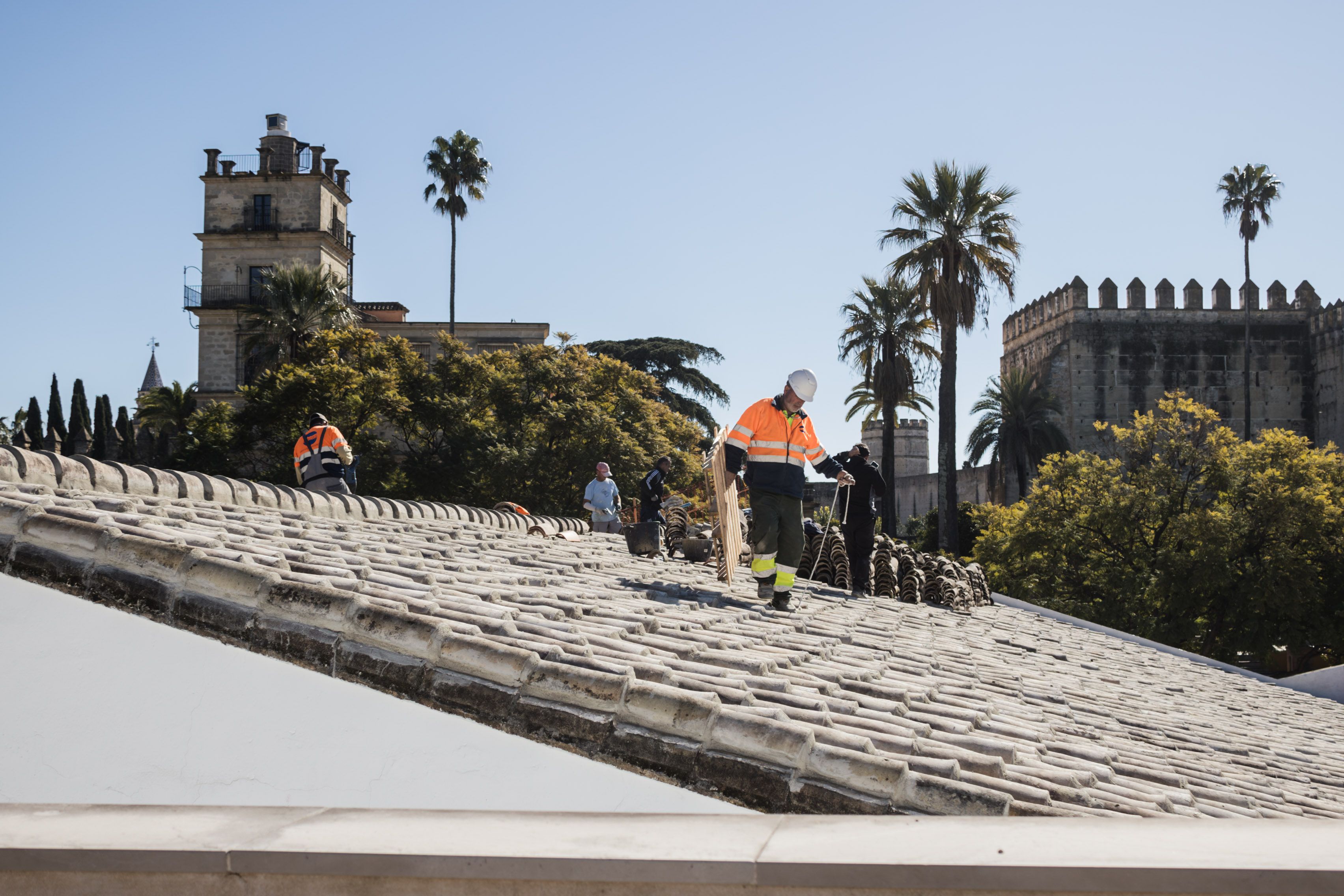 Mismo sueldo, menos jornada. Trabajadores en el tejado de una céntrica bodega.