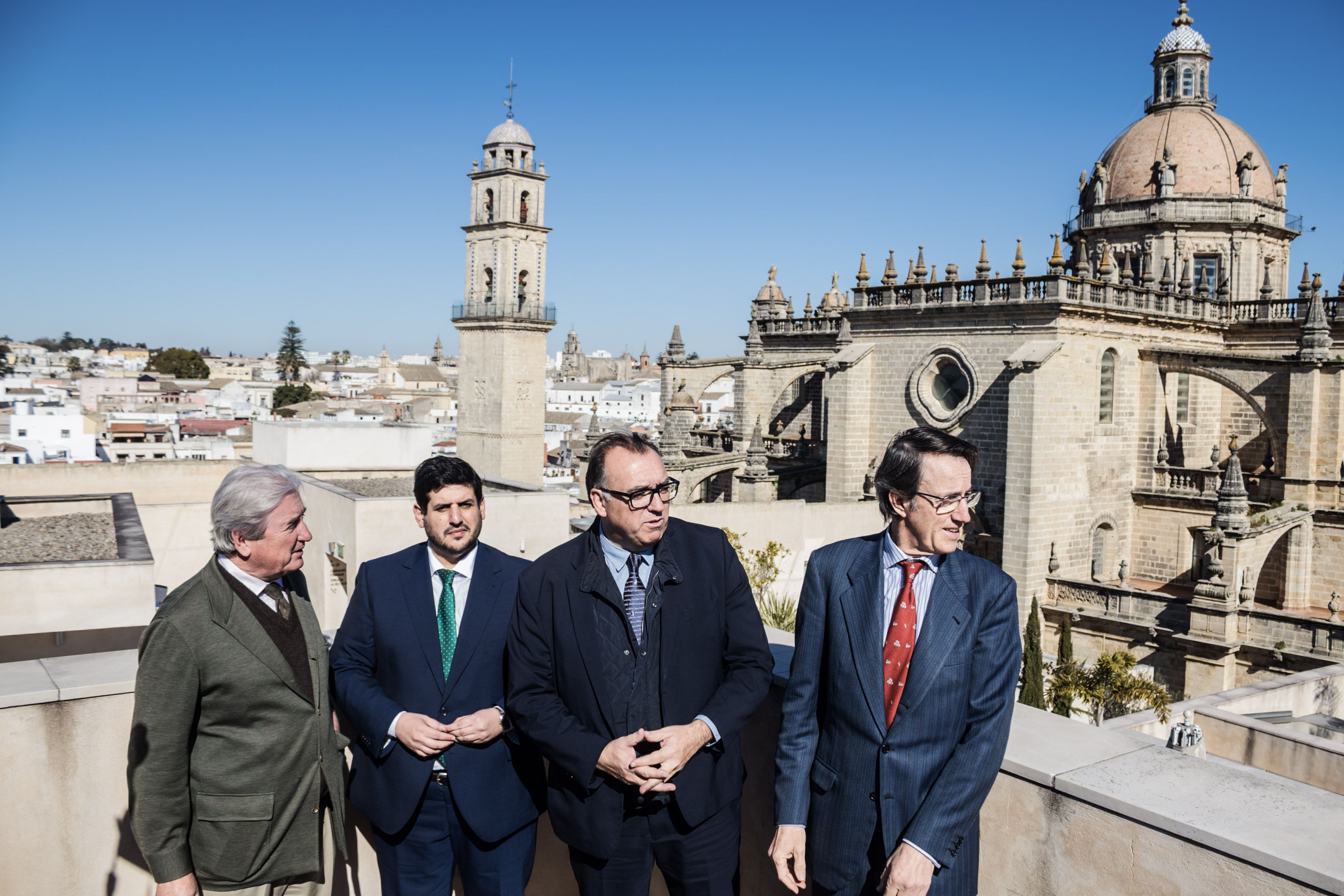 El consejero Bernal junto a Mauricio González-Gordon, presidente de González Byass. A la izquierda de la imagen, Jorge Vázquez, responsable territorial de Turismo, Cultura y Deportes en Cádiz, y Pedro Rebuelta, vicepresidente de la bodega, este viernes en Jerez.