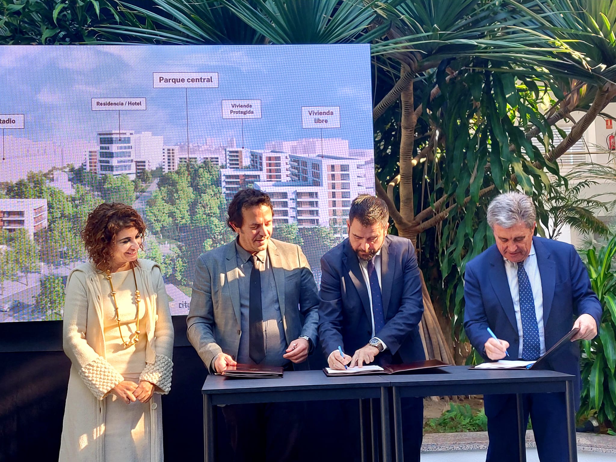 Un instante de la firma del acuerdo para construir 800 viviendas en Cádiz.