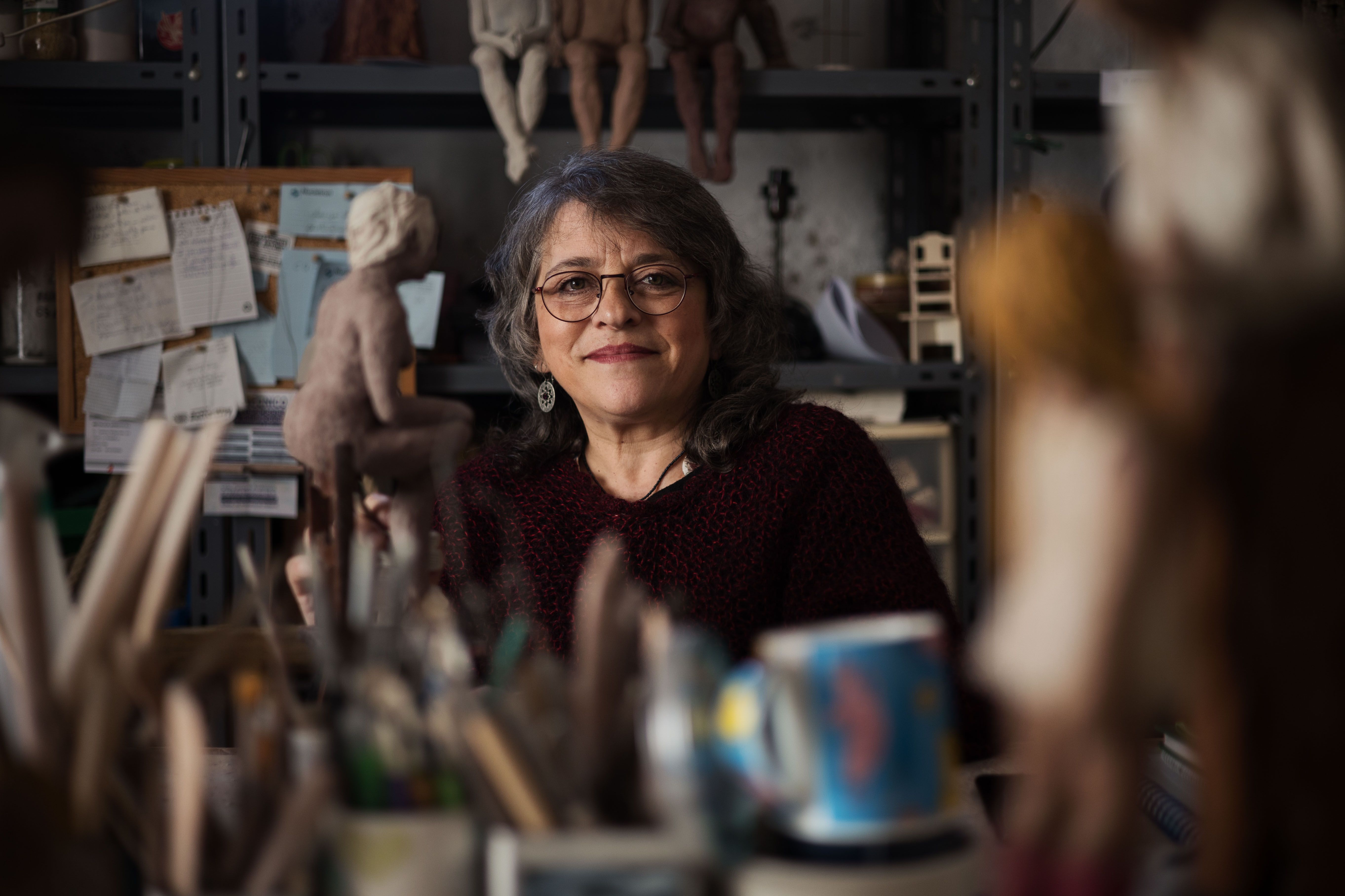 Lola Jiménez en el estudio de Jerez donde da forma a su arte.