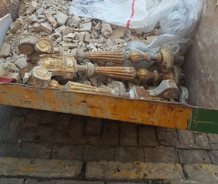 Candelabros en la basura.