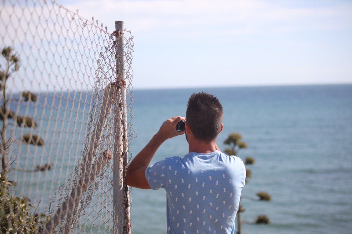 Un joven, en la zona donde desapareció Luis, el buzo de Vejer. FOTO: JUAN CARLOS TORO