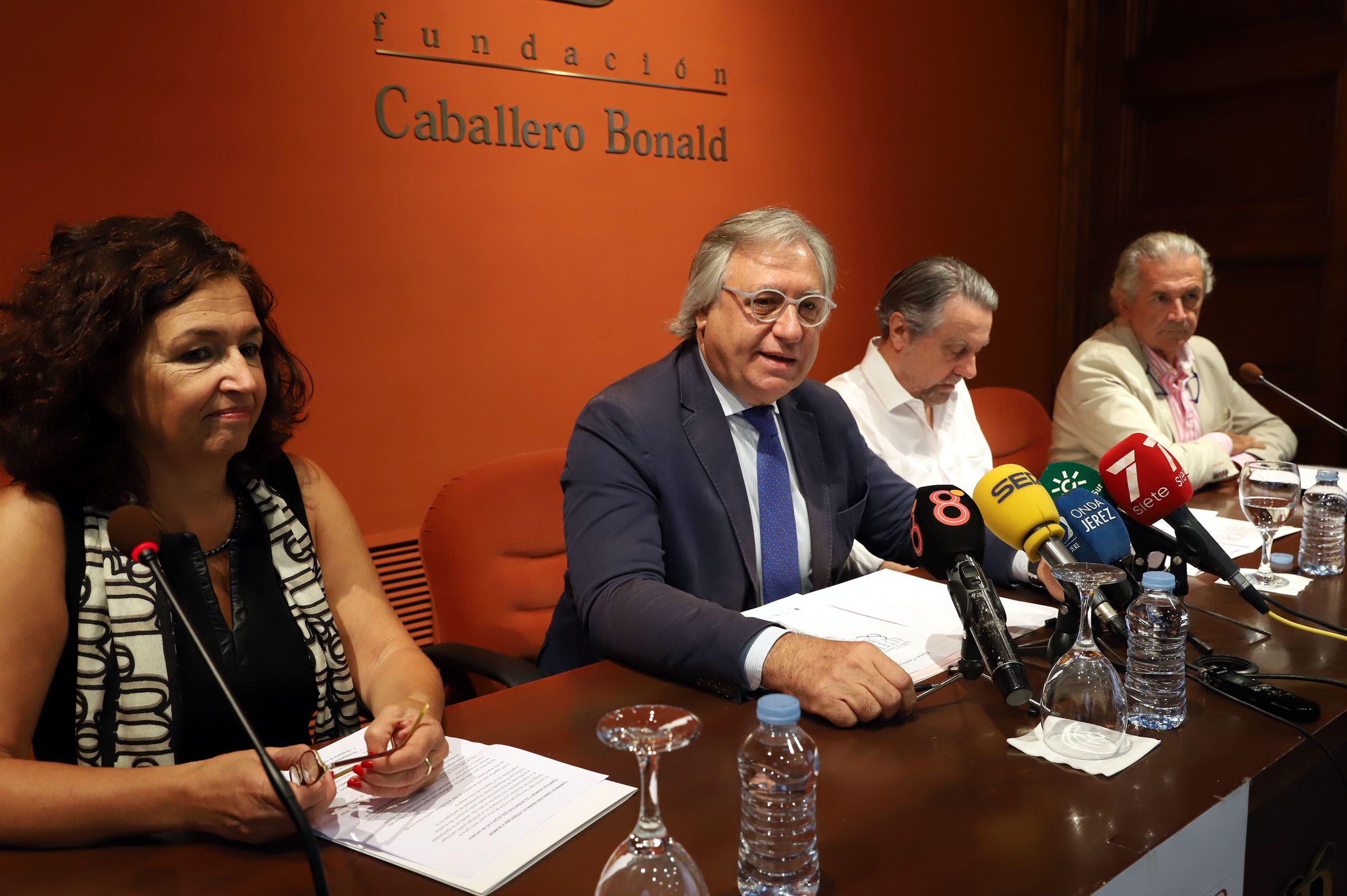El teniente de alcaldesa Francisco Camas y el escritor Felipe Benítez Reyes, durante la presentación del Congreso.