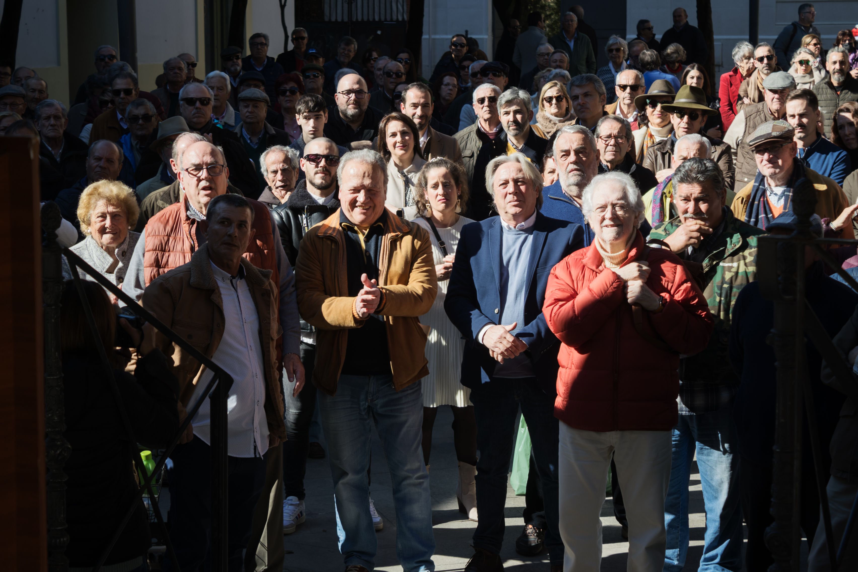 Concentración de la plataforma pro-indulto de Pacheco, con el protagonista del evento y, a su lado, Alejandro Rojas Marcos, entre otros muchos rostros conocidos, este sábado en Jerez.