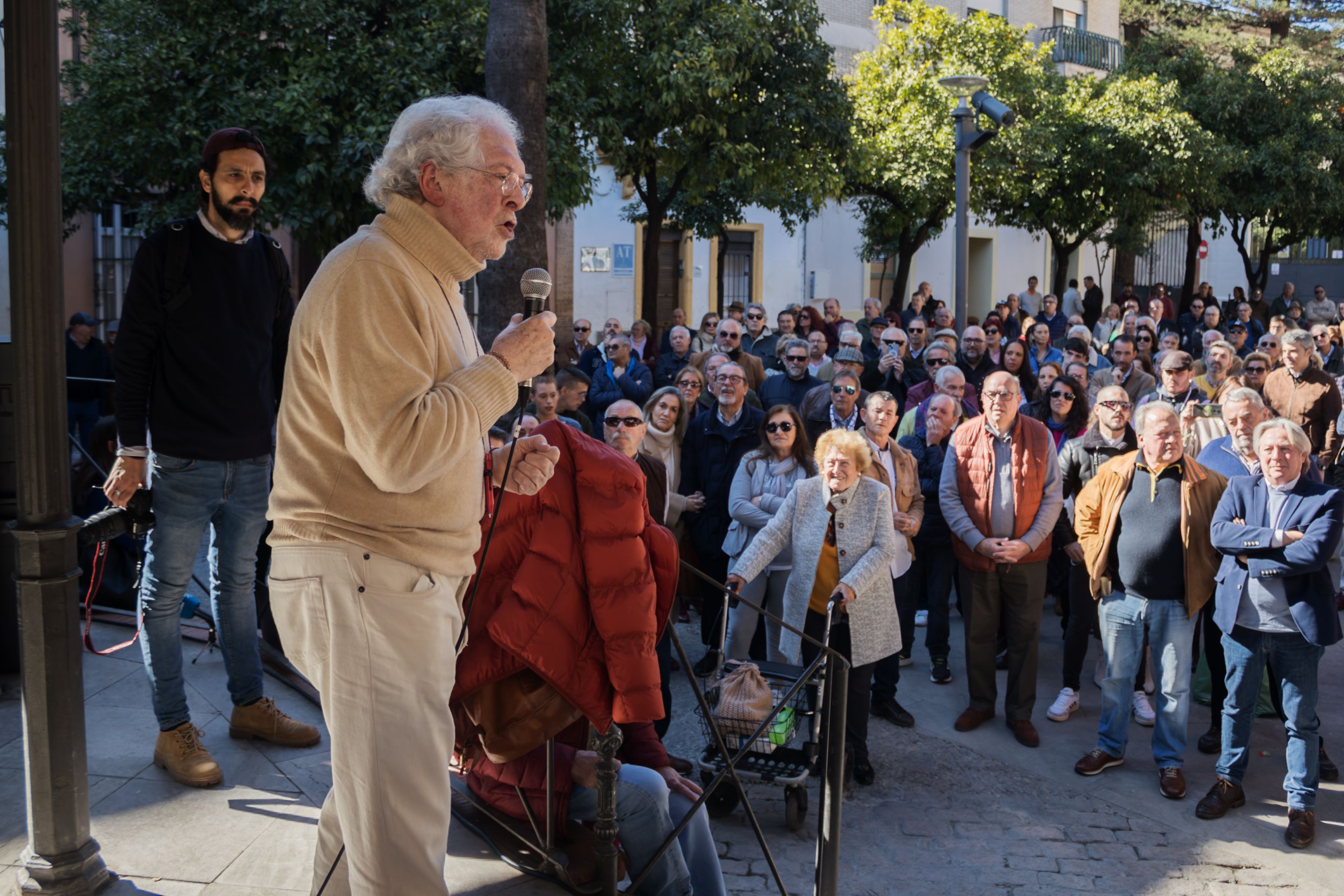 Rojas Marcos micrófono en mano dirigiéndose al público.    CANDELA PEÑA 